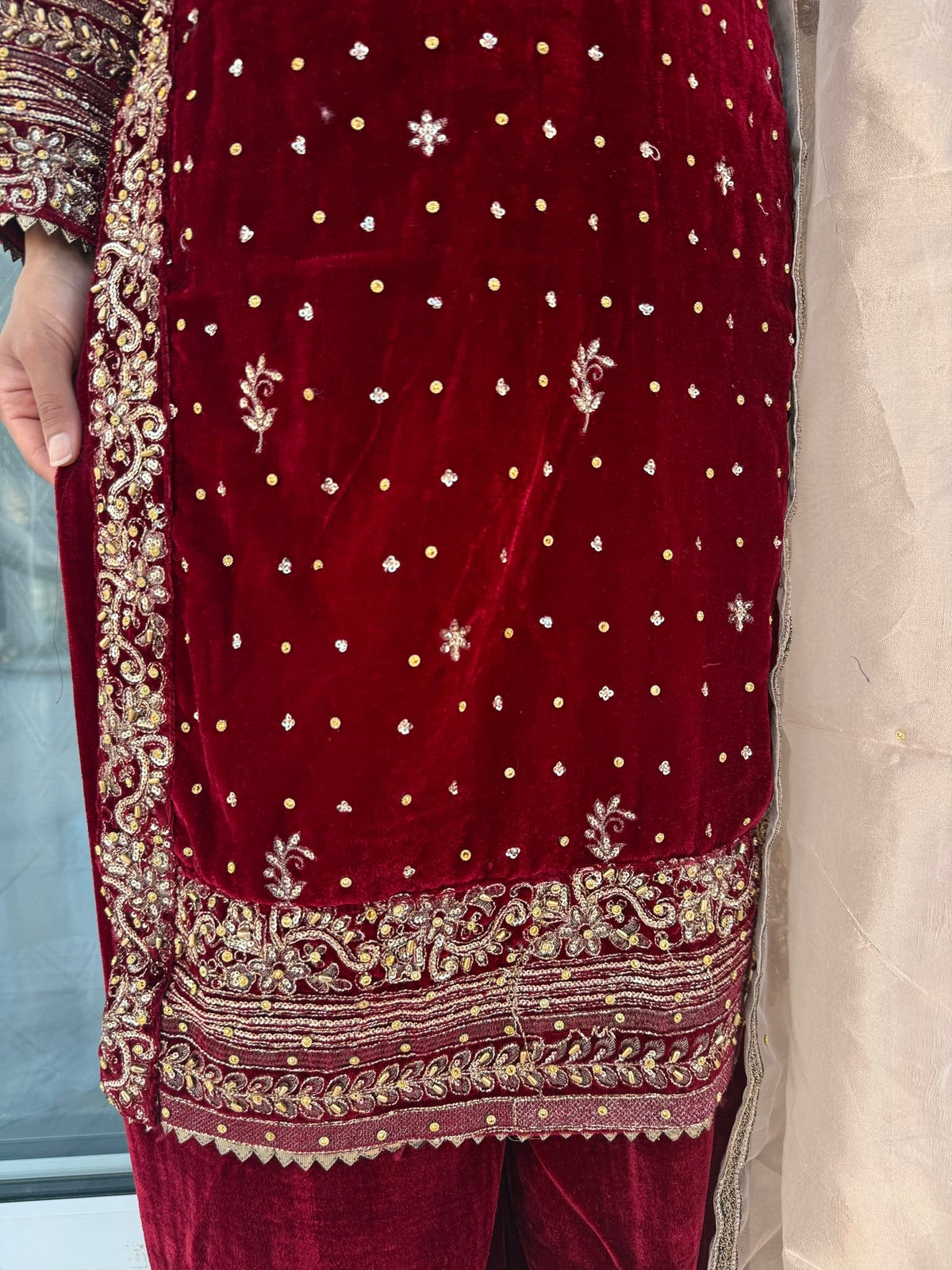 MAHARANI - Embroidered velvet kameez with plazo
