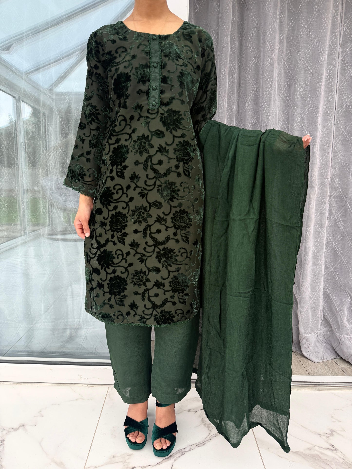 ROMA GREEN - Plachi velvet outfit with straight trousers