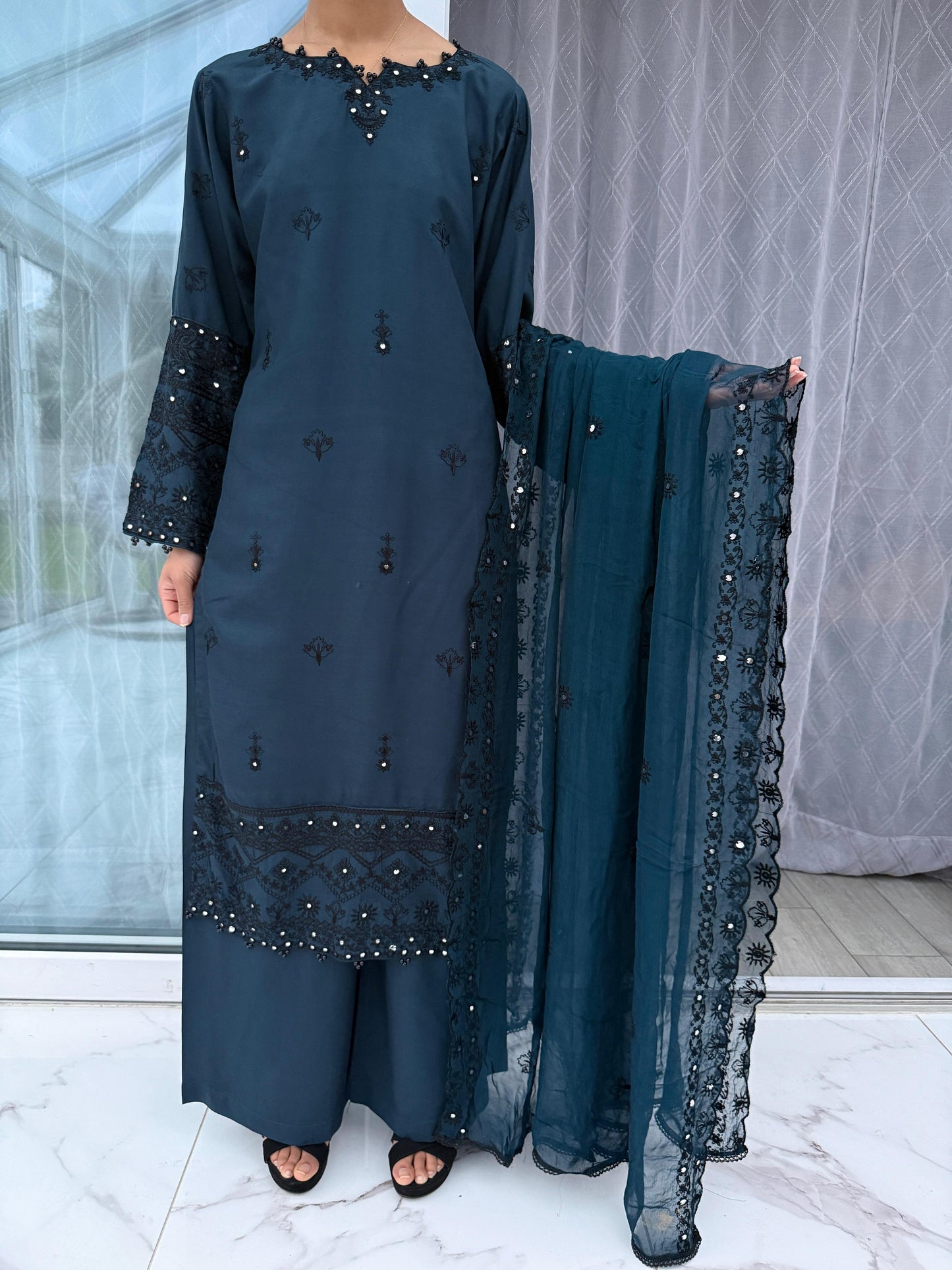 UMAYRA - Embroidered linen kameez with plazo & chiffon duppatta