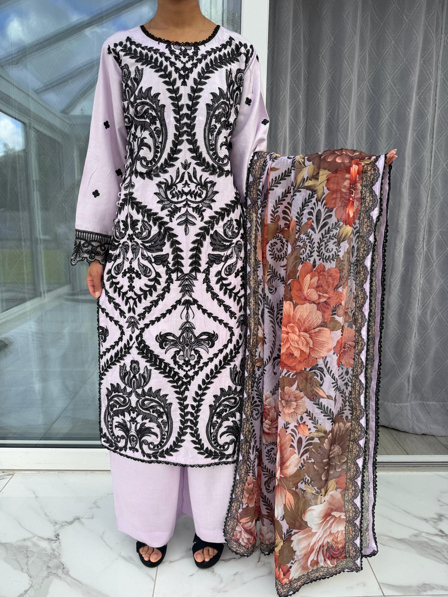 NATASHA LILAC - Embroidered linen kameez with plazo