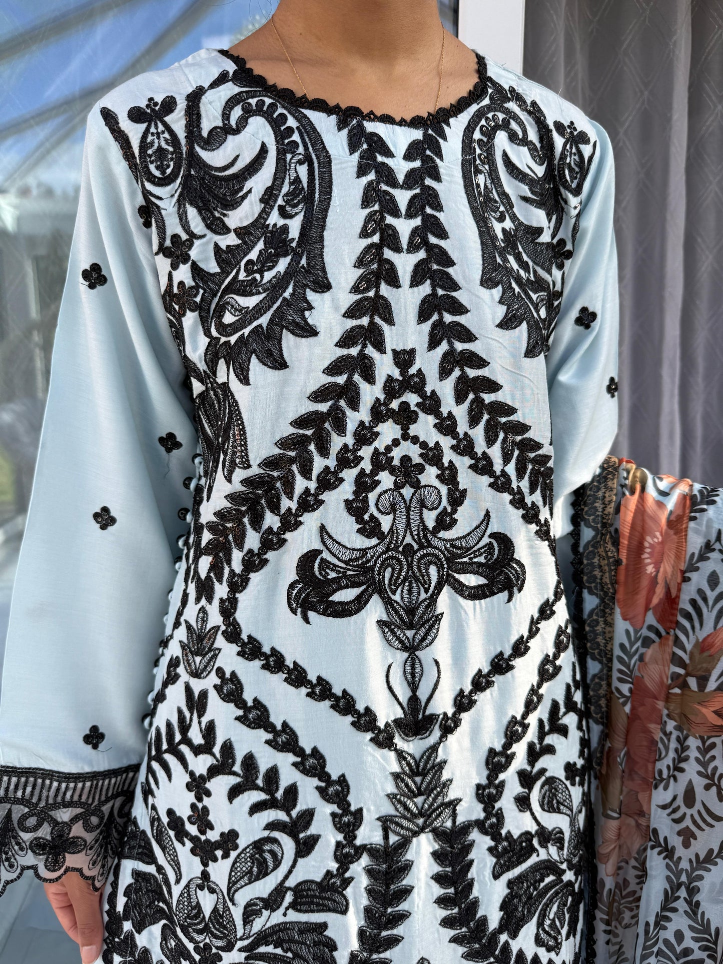 NATASHA BLUE - Embroidered linen kameez with plazo