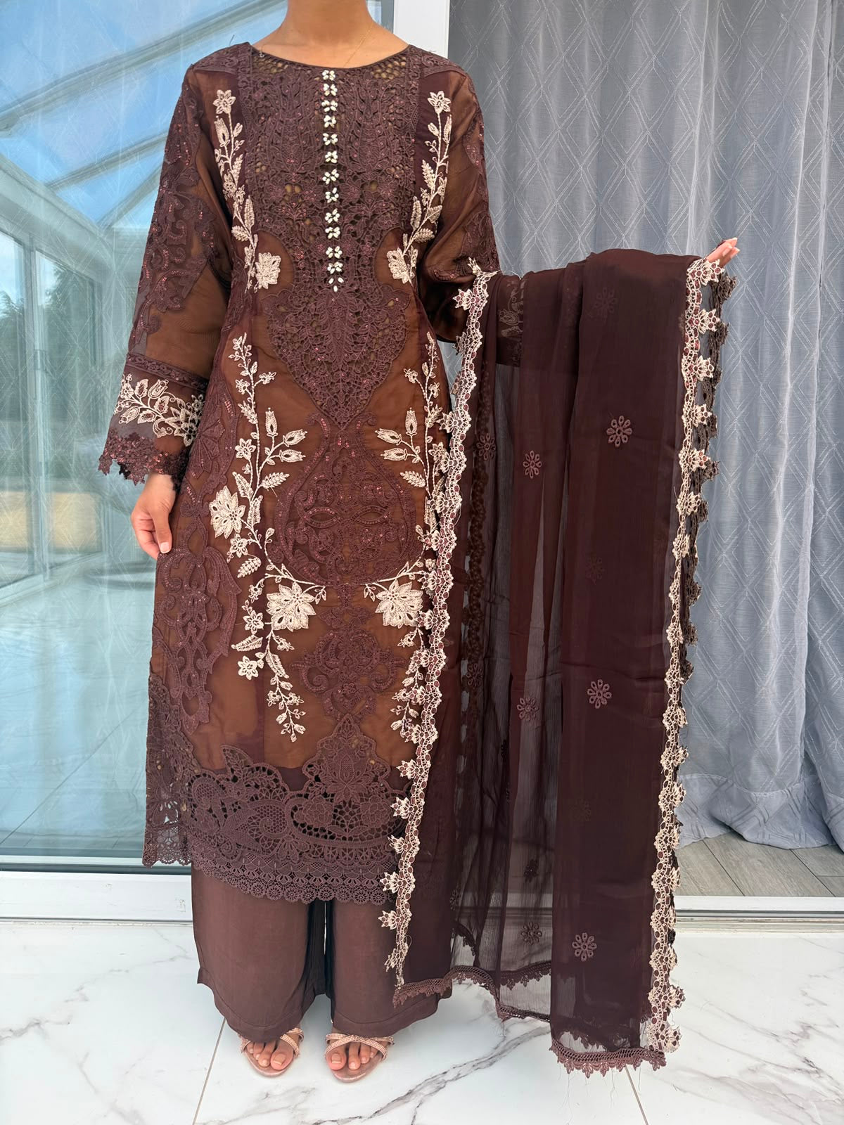 UMAIMA - Embroidered organza kameez with plazo
