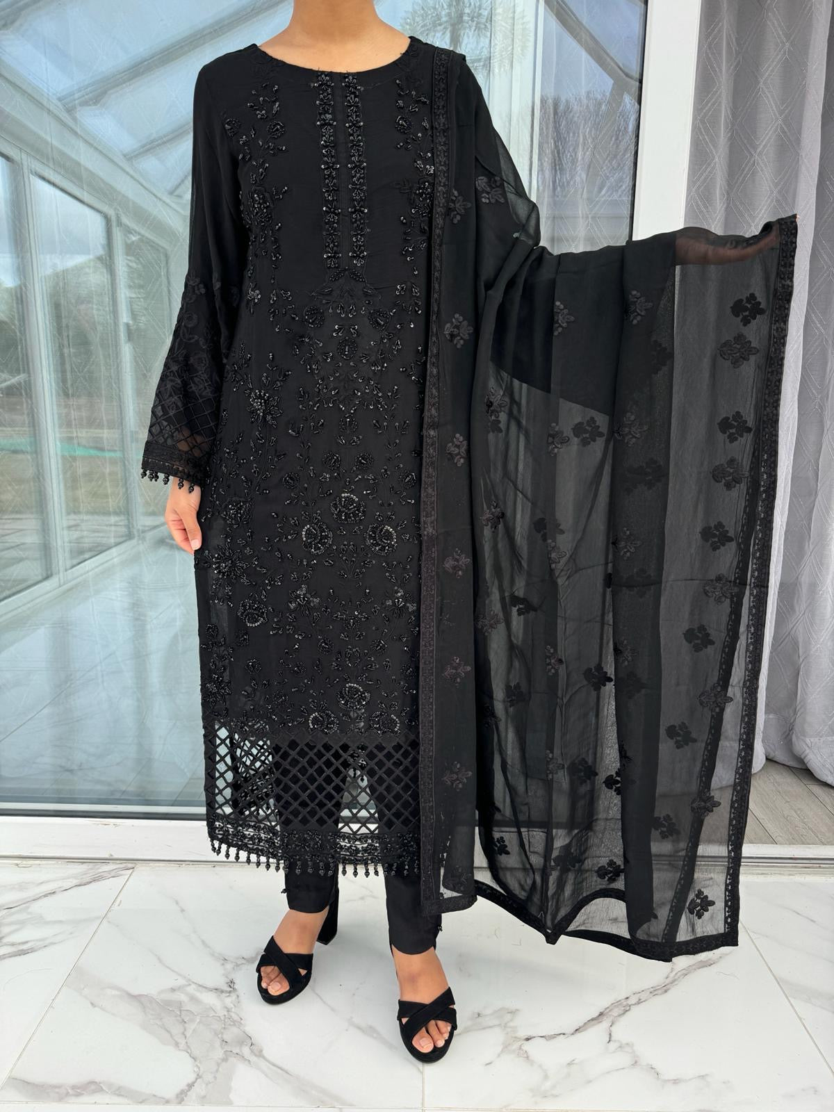 CHARCOAL BLACK