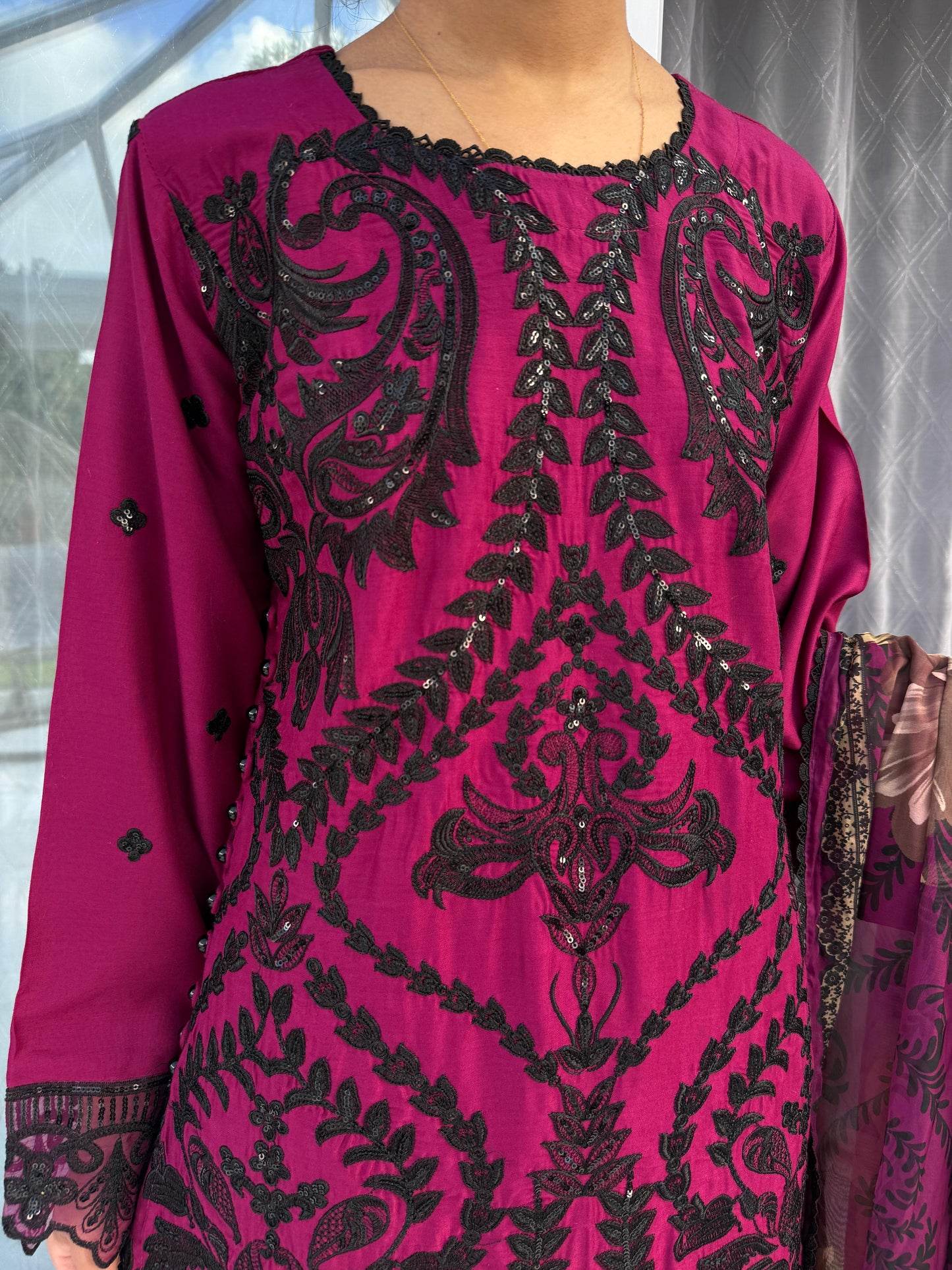 NATASHA - Embroidered linen kameez with plazo