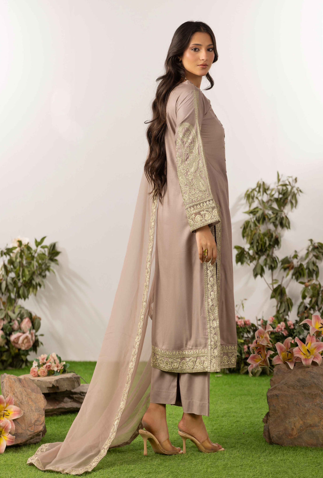 ALIZEH - Embroidered linen kameez with plazo
