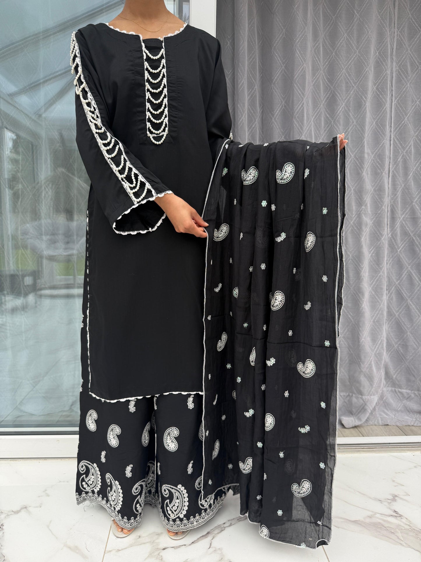 ELYSA BLACK - Viscose kameez with pearls and embroidered plazo