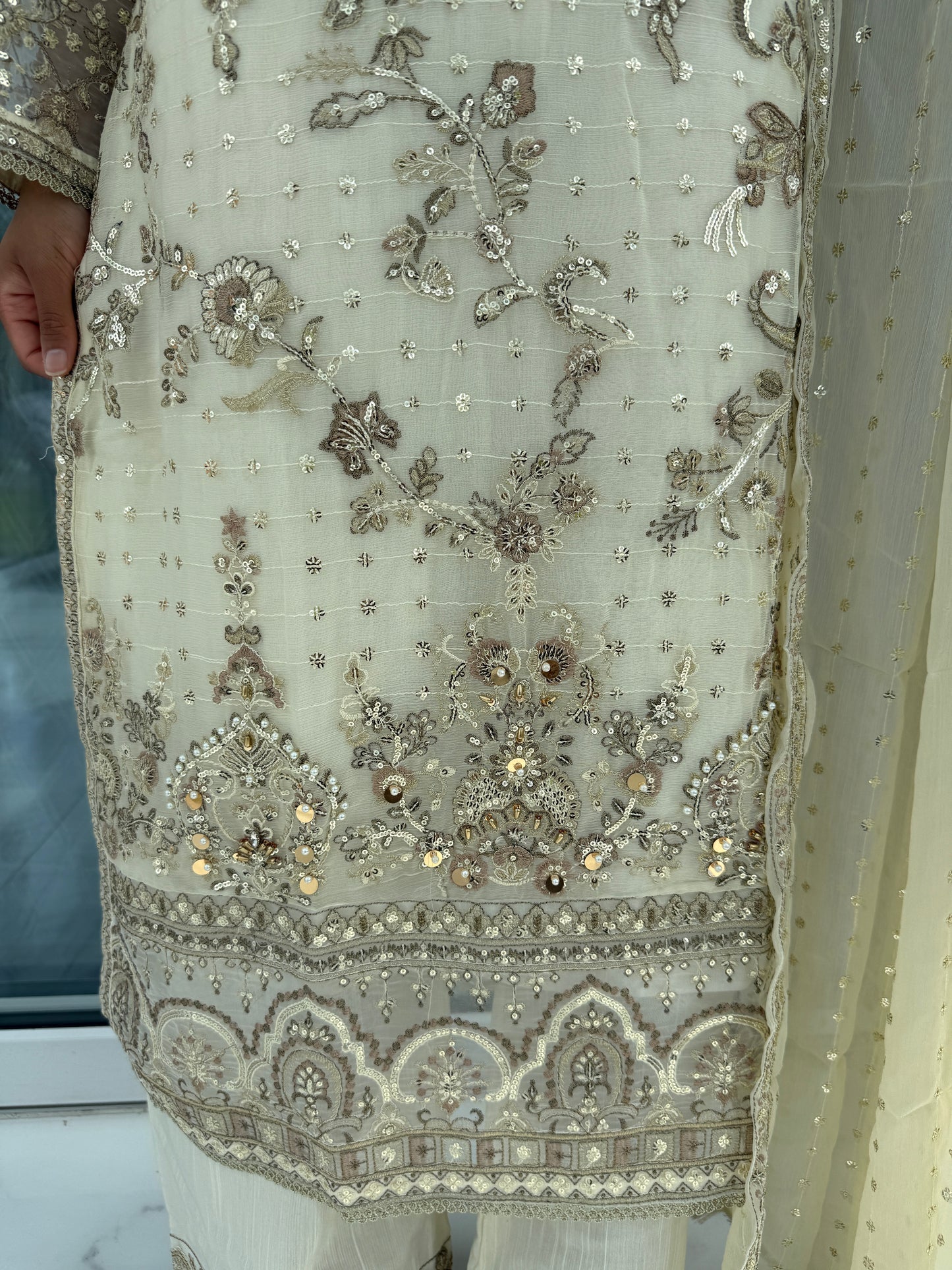 QARINA - Embroidered chiffon kameez with plazo