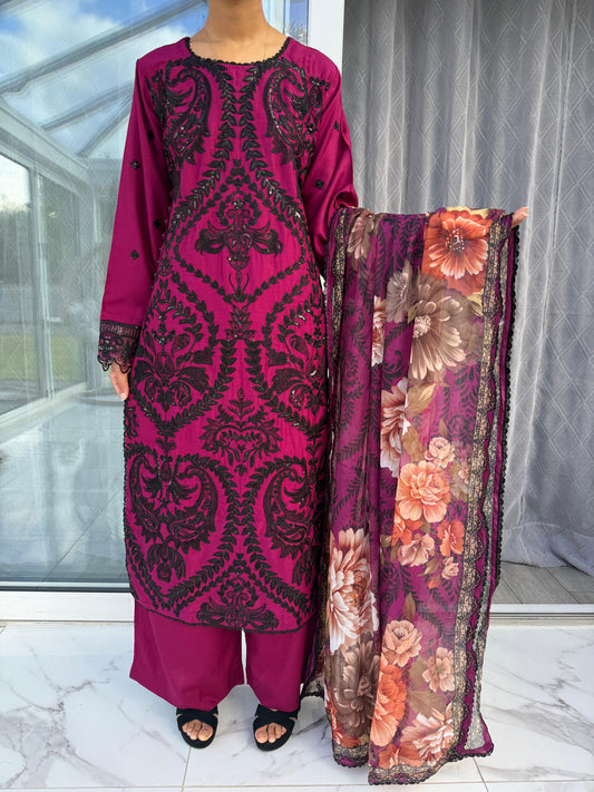 NATASHA - Embroidered linen kameez with plazo