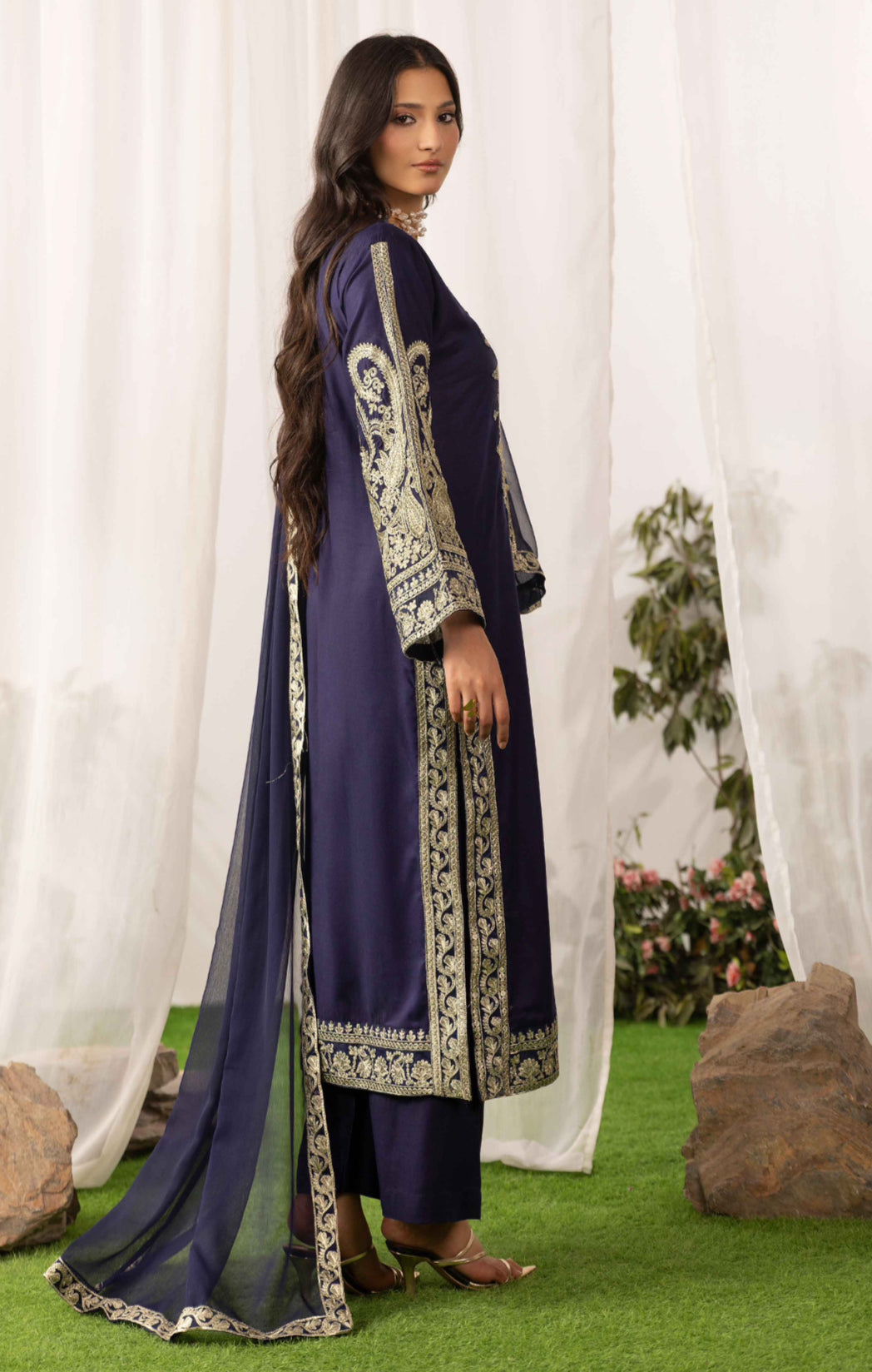 ALIZEH NAVY BLUE - Embroidered linen kameez with plazo