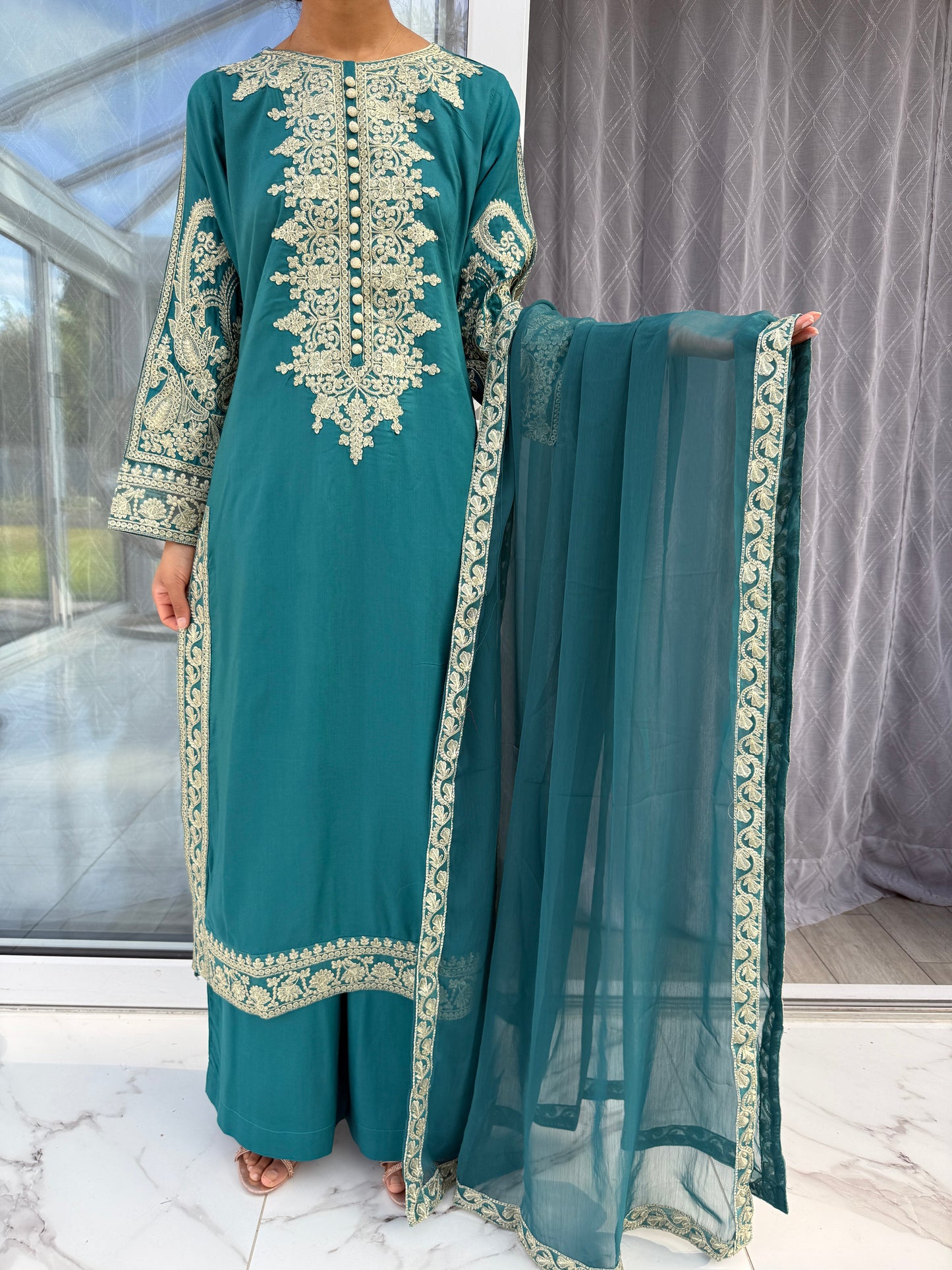 ALIZEH - Embroidered linen kameez with plazo