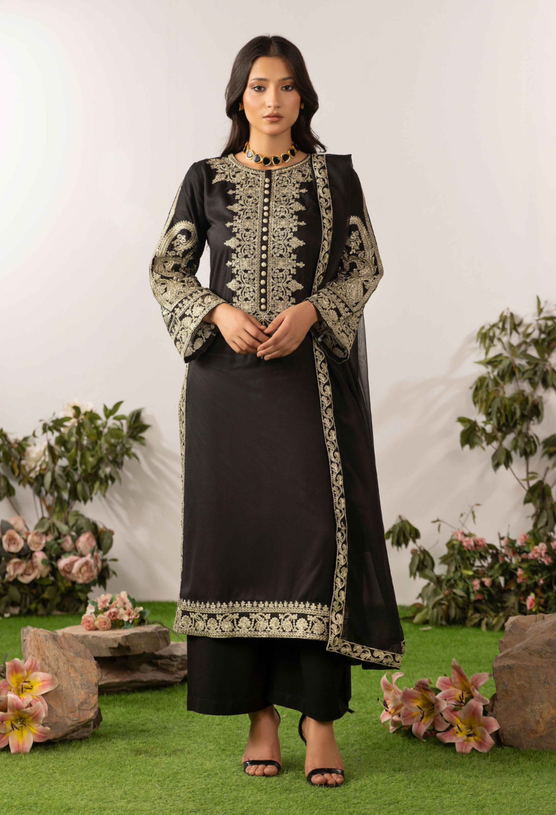 ALIZEH BLACK - Embroidered linen kameez with plazo