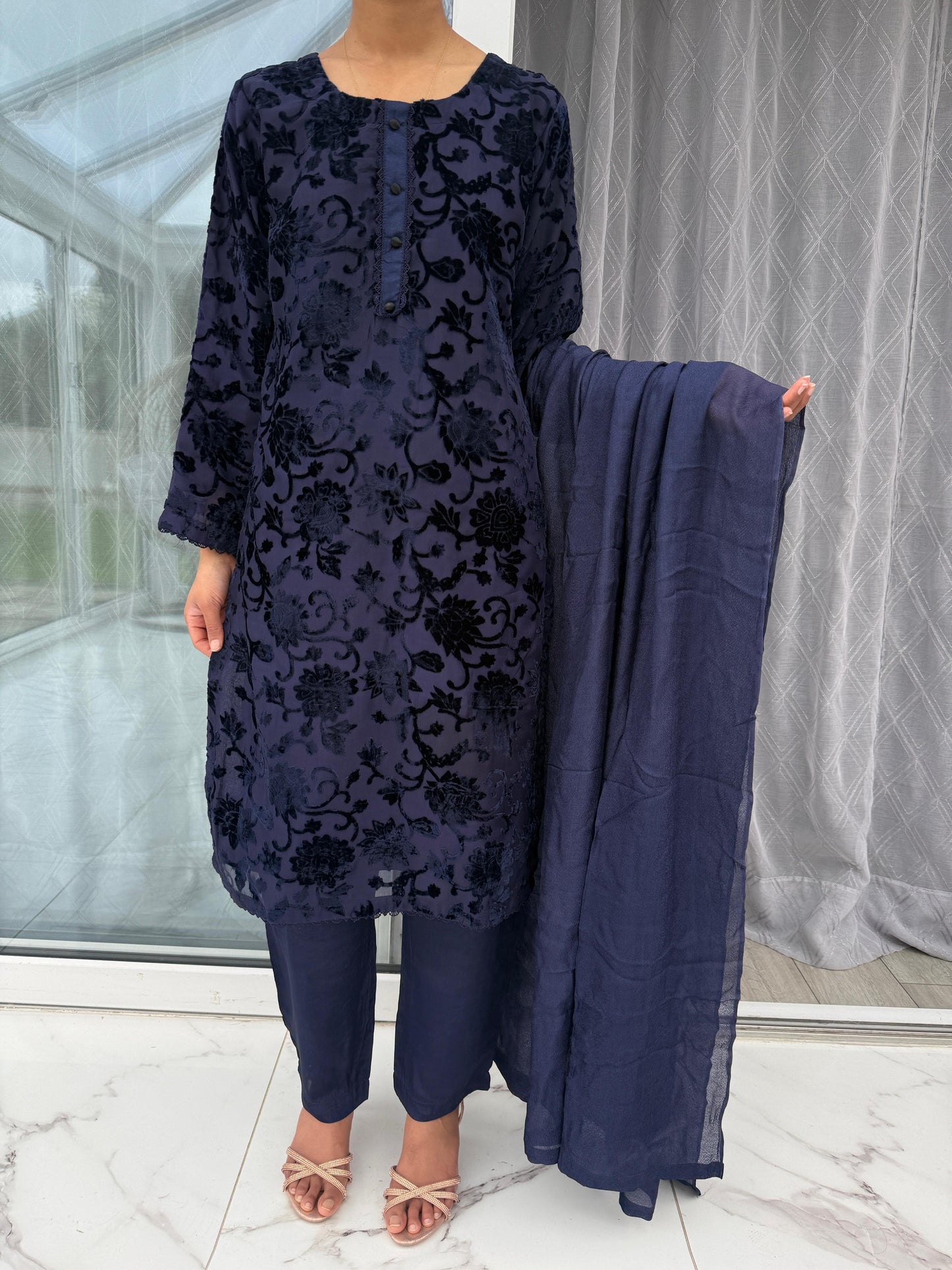 ROMA NAVY - Plachi velvet outfit with straight trousers