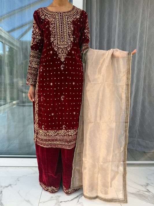 MAHARANI - Embroidered velvet kameez with plazo