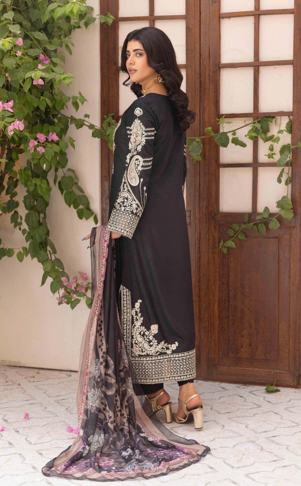 SIMRANS ETHNIC KAFTAN BLACK - Embroidered kaftan style kameez with straight trousers