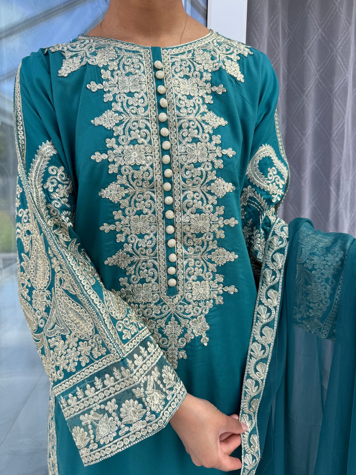 ALIZEH - Embroidered linen kameez with plazo
