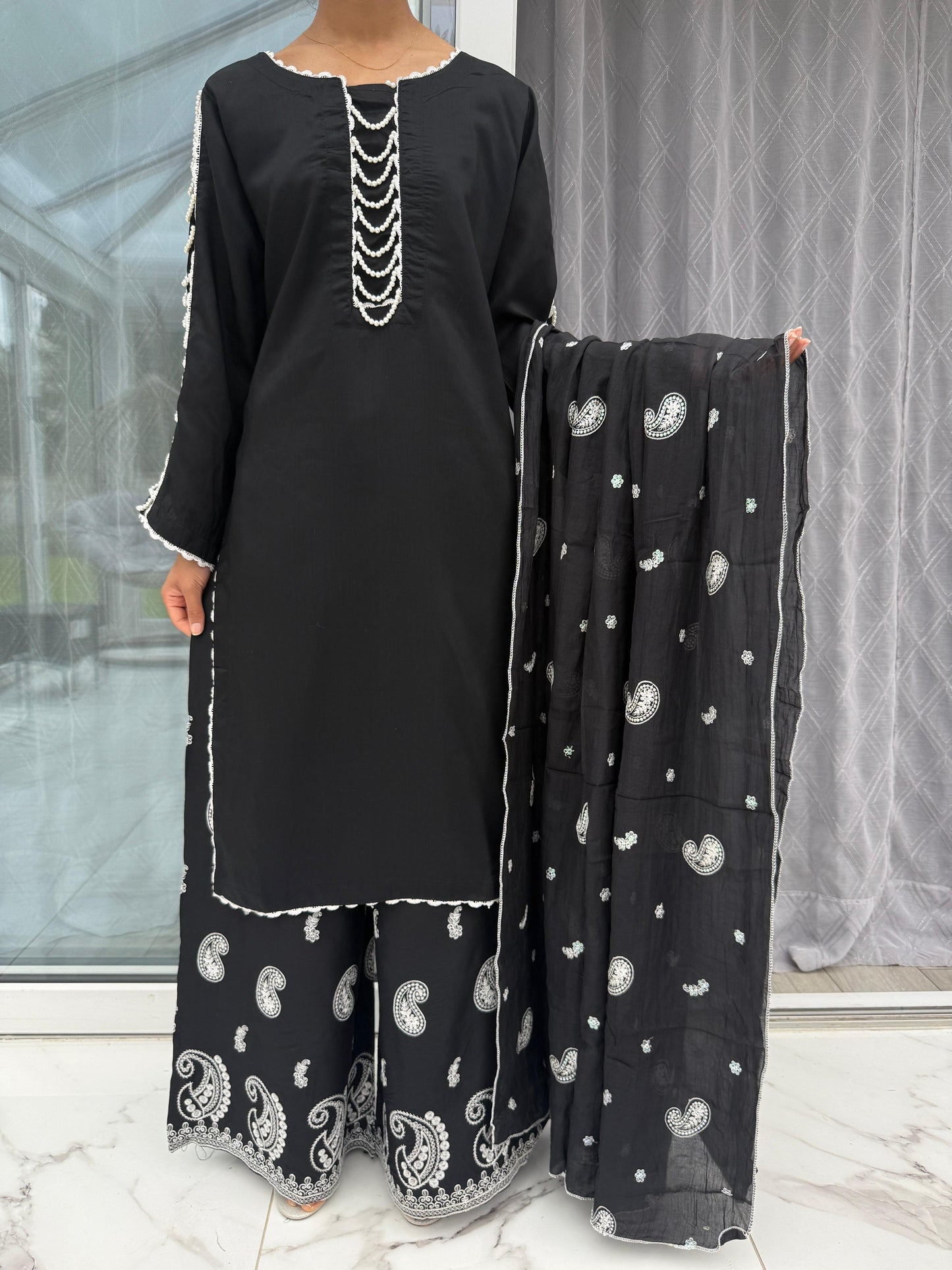 ELYSA BLACK - Viscose kameez with pearls and embroidered plazo