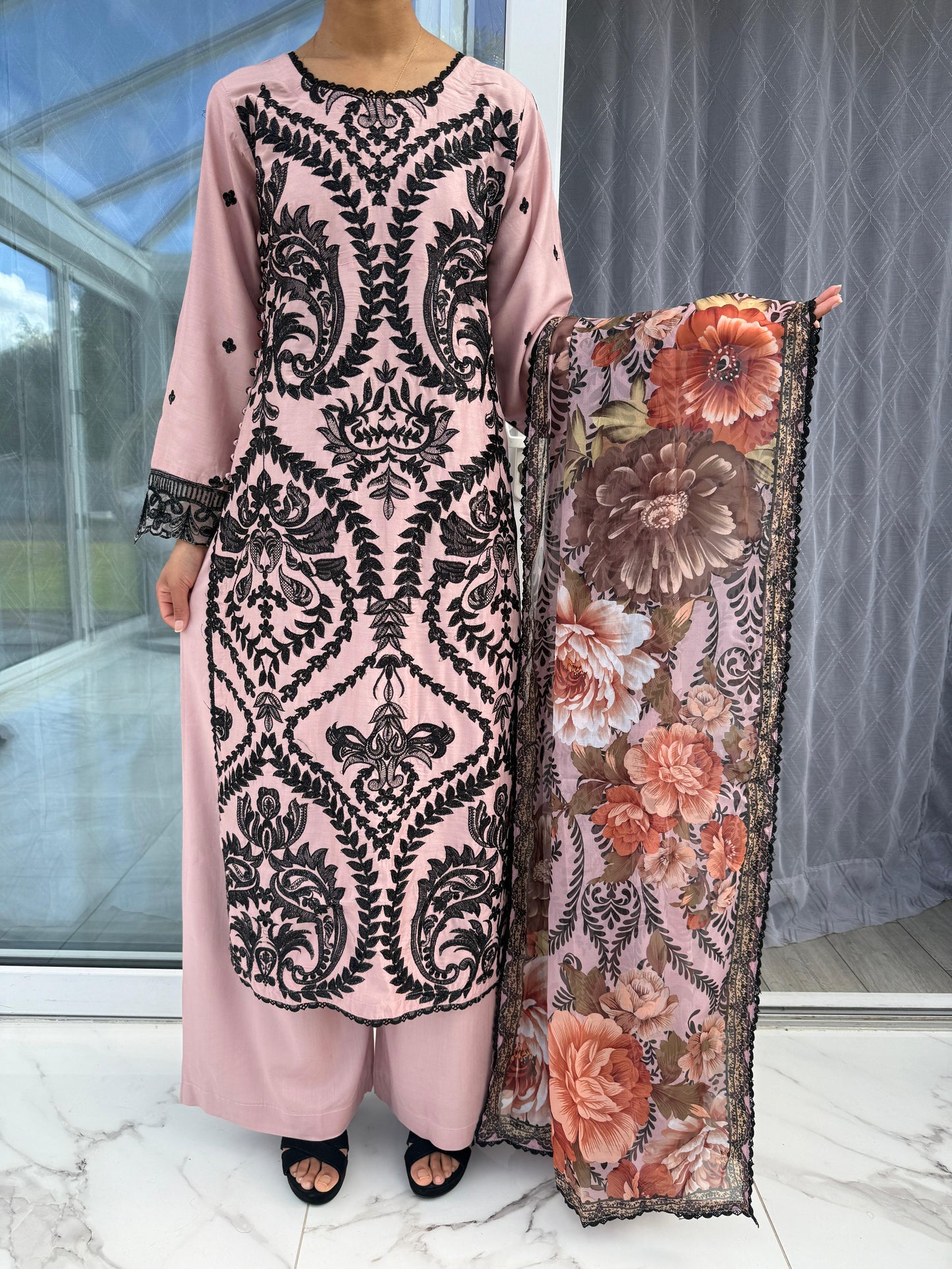 NATASHA - Embroidered linen kameez with plazo