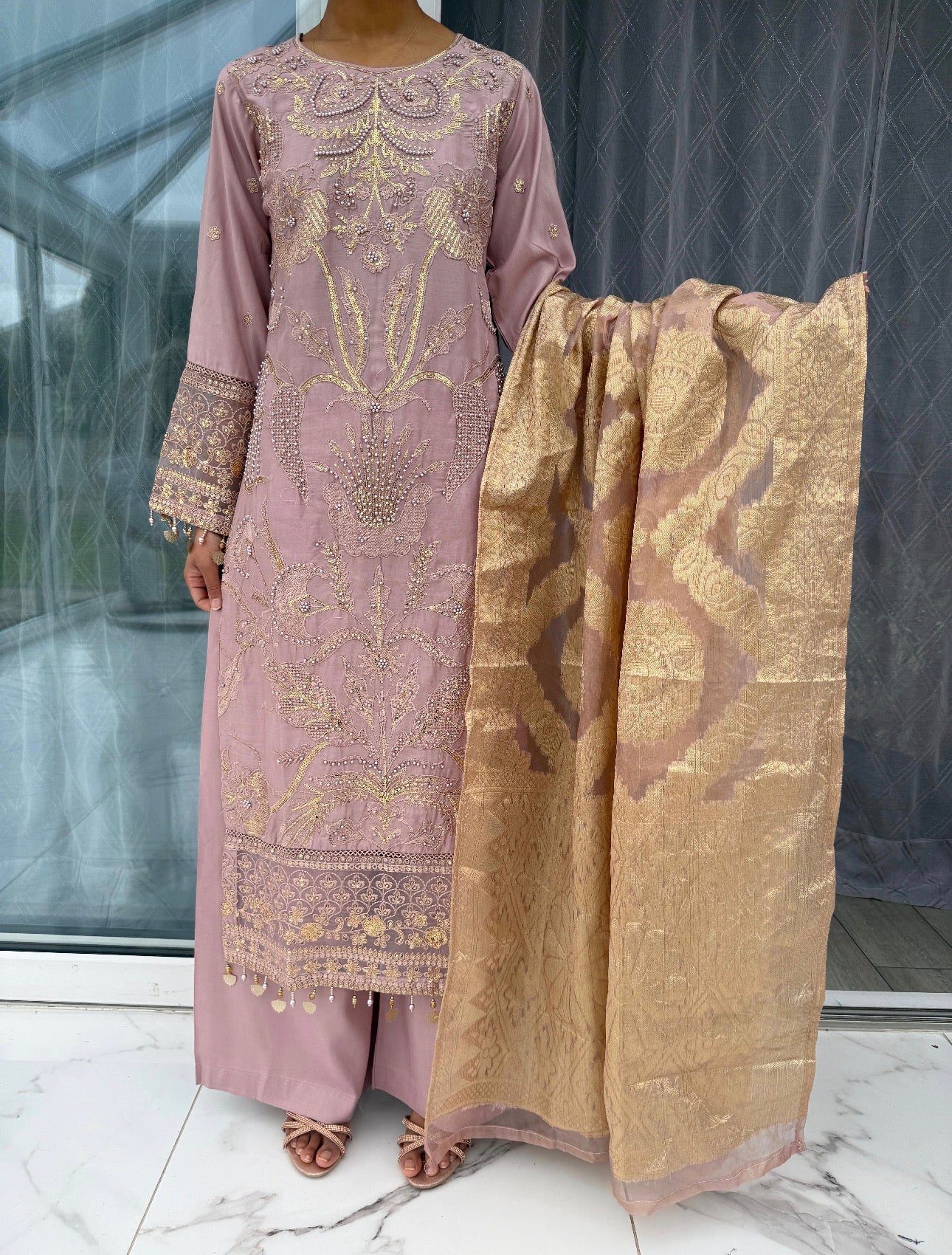 AIRA - Embroidered linen kameez with jacquard dupatta