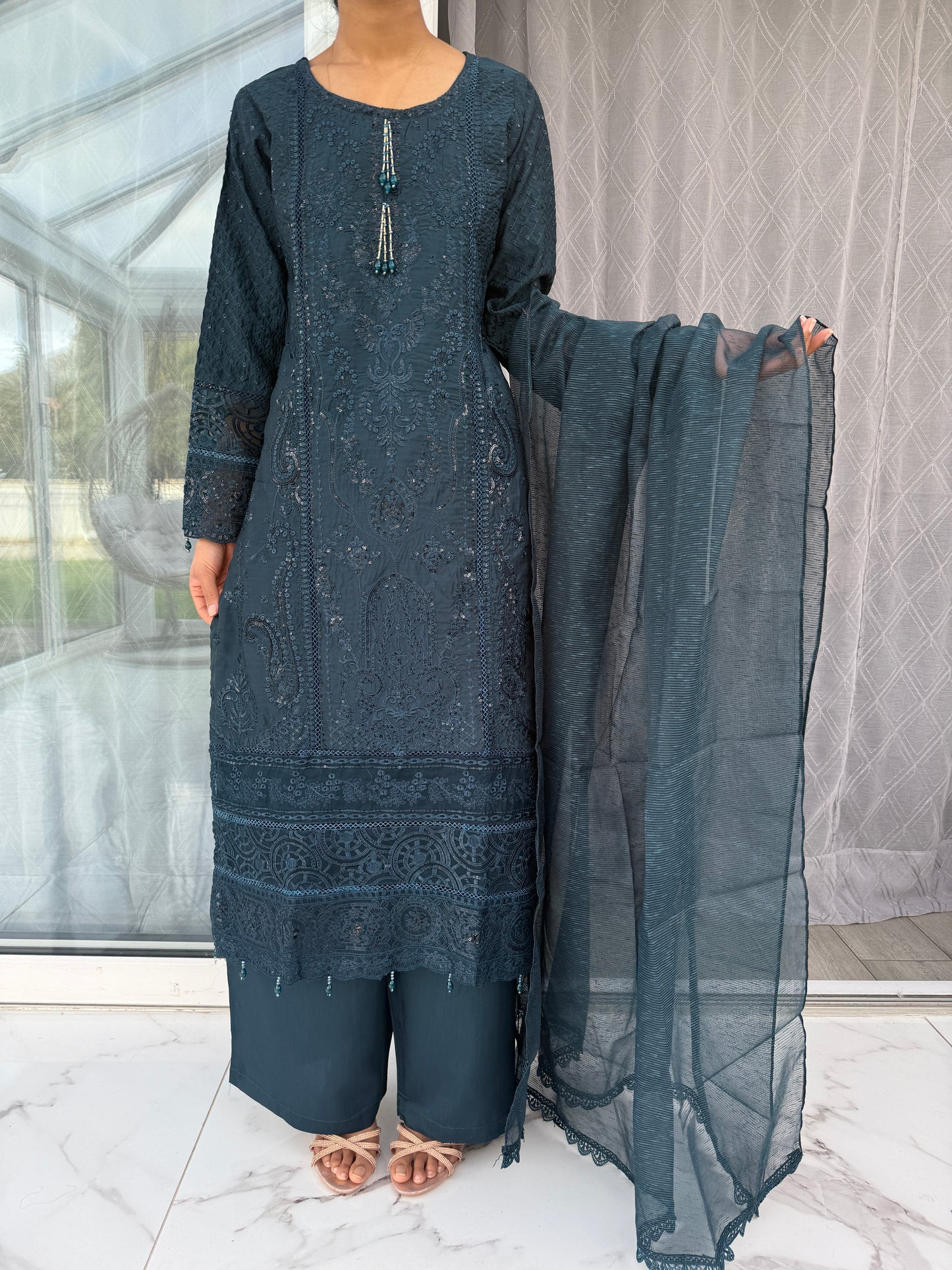 SAJAL - Embroidered viscose kameez with sequins /plazo