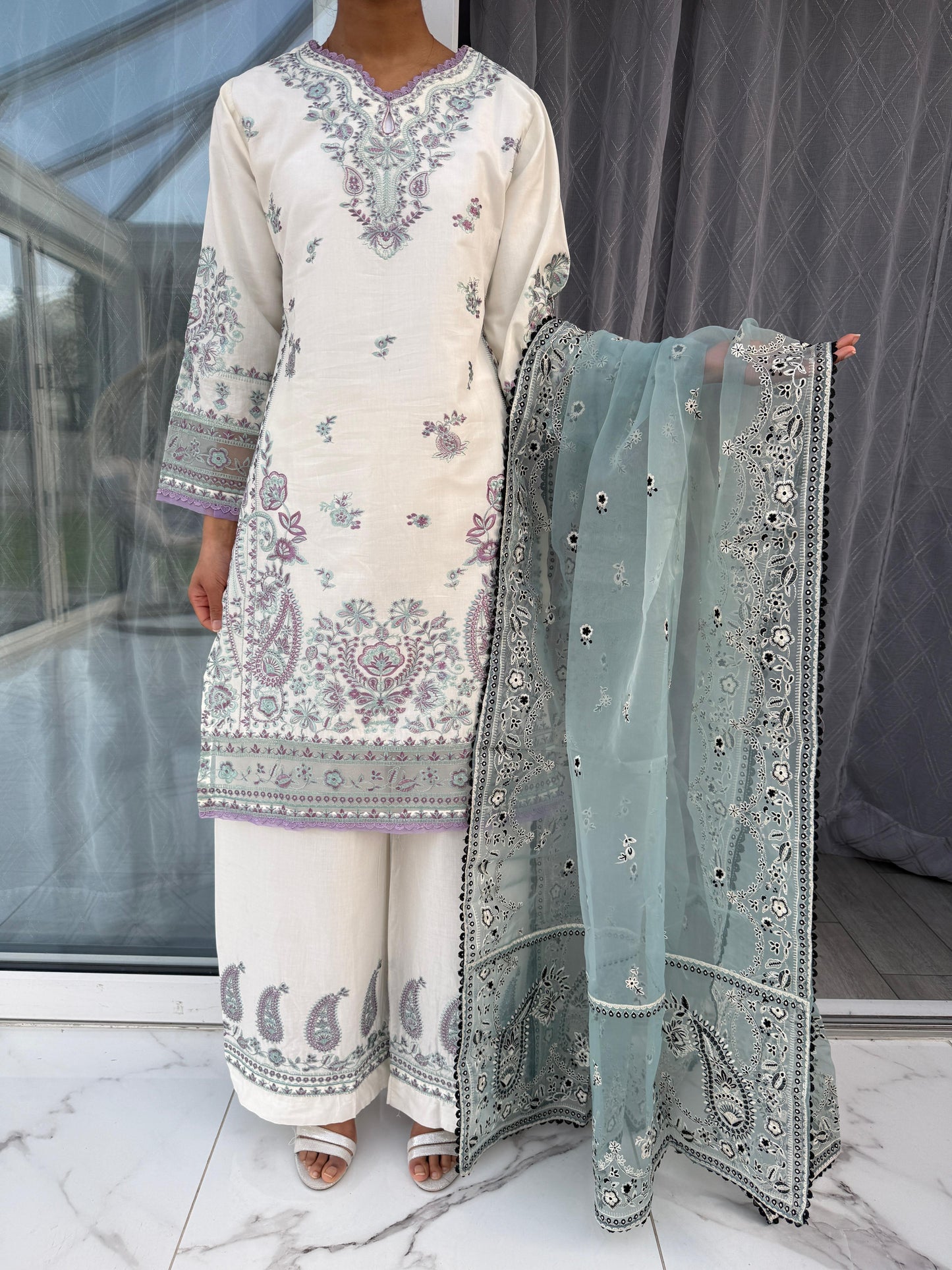 SIMRANS RAYAA - Embroidered soft cotton outfit with plazo