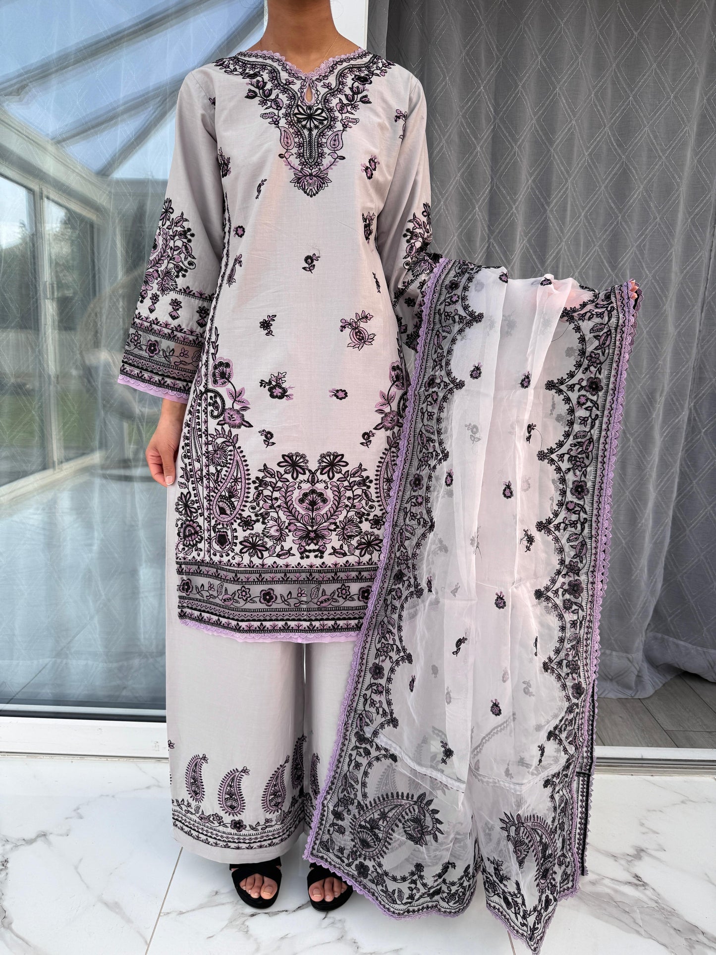 SIMRANS RAYAA - Embroidered soft cotton outfit with plazo