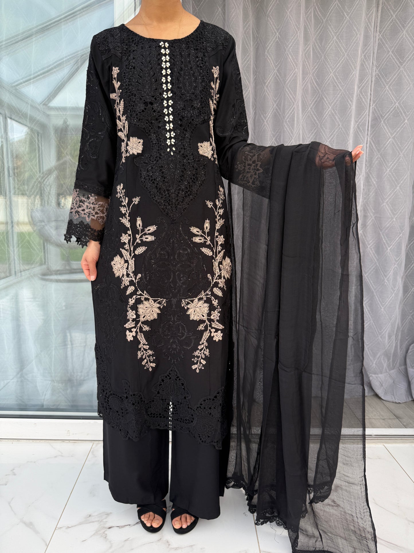 UMAIMA BLACK - Luxury embroidered linen kameez with plazo