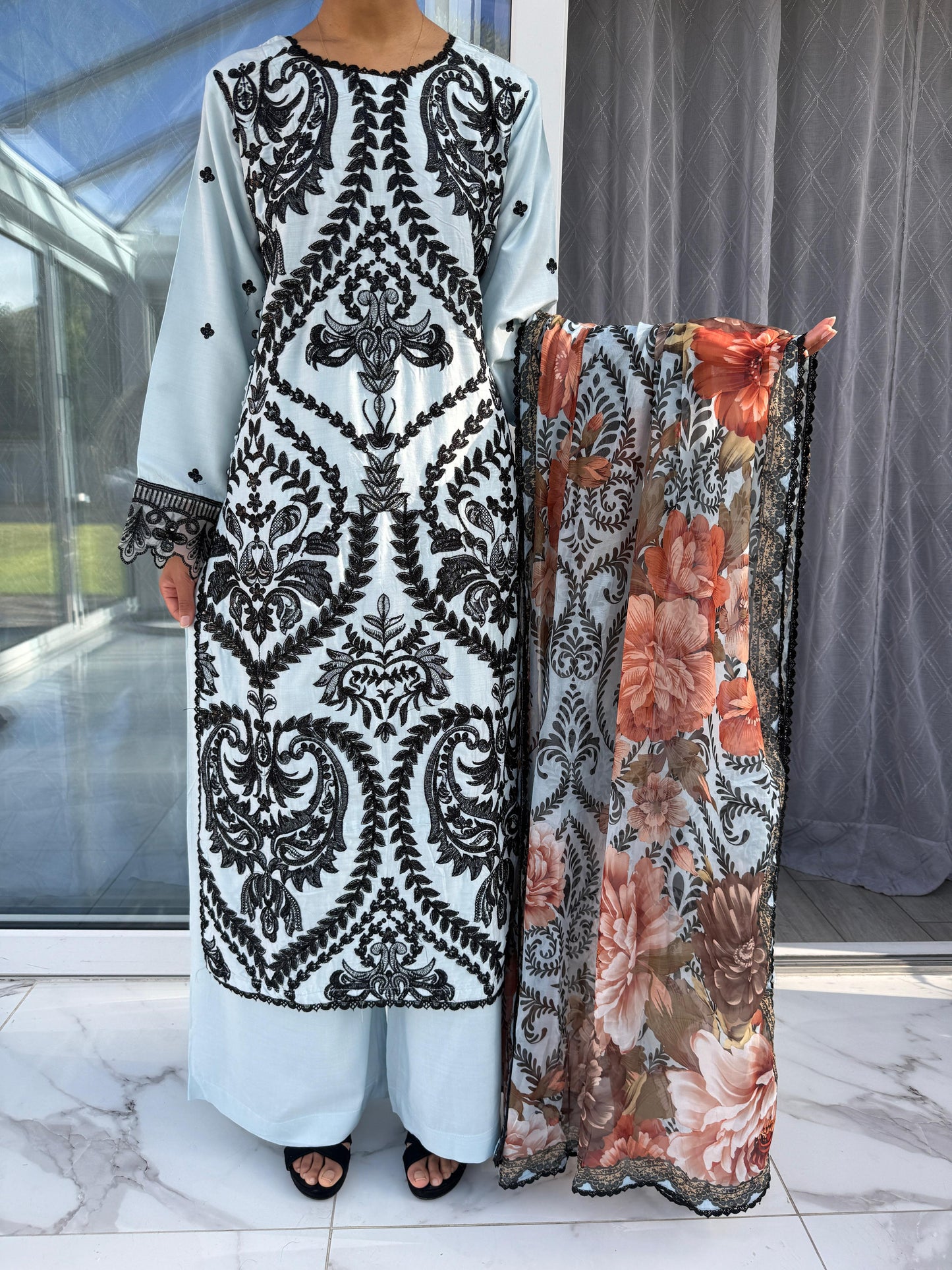 NATASHA BLUE - Embroidered linen kameez with plazo