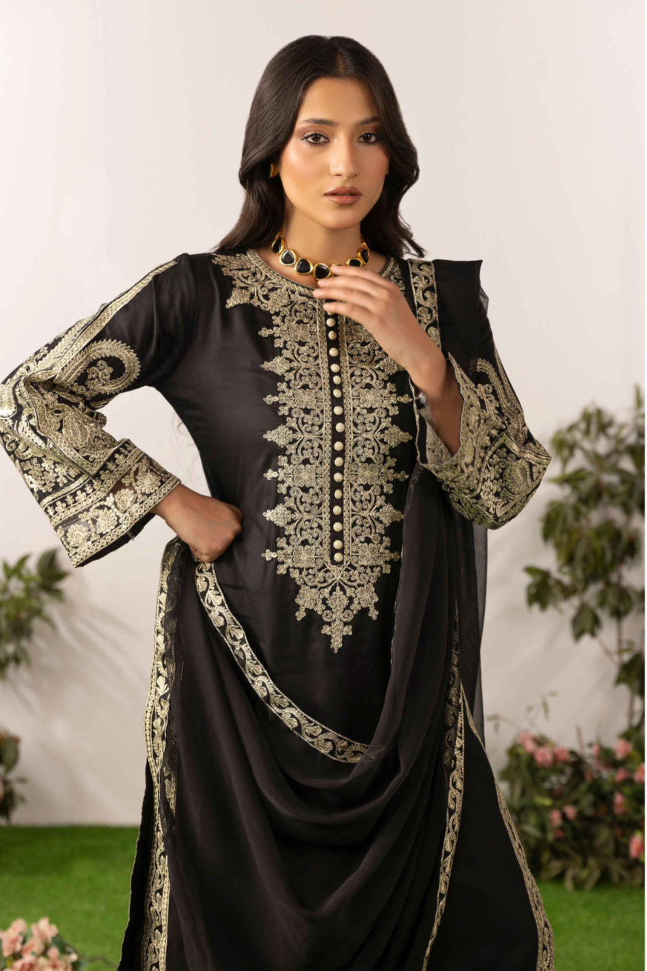 ALIZEH BLACK - Embroidered linen kameez with plazo