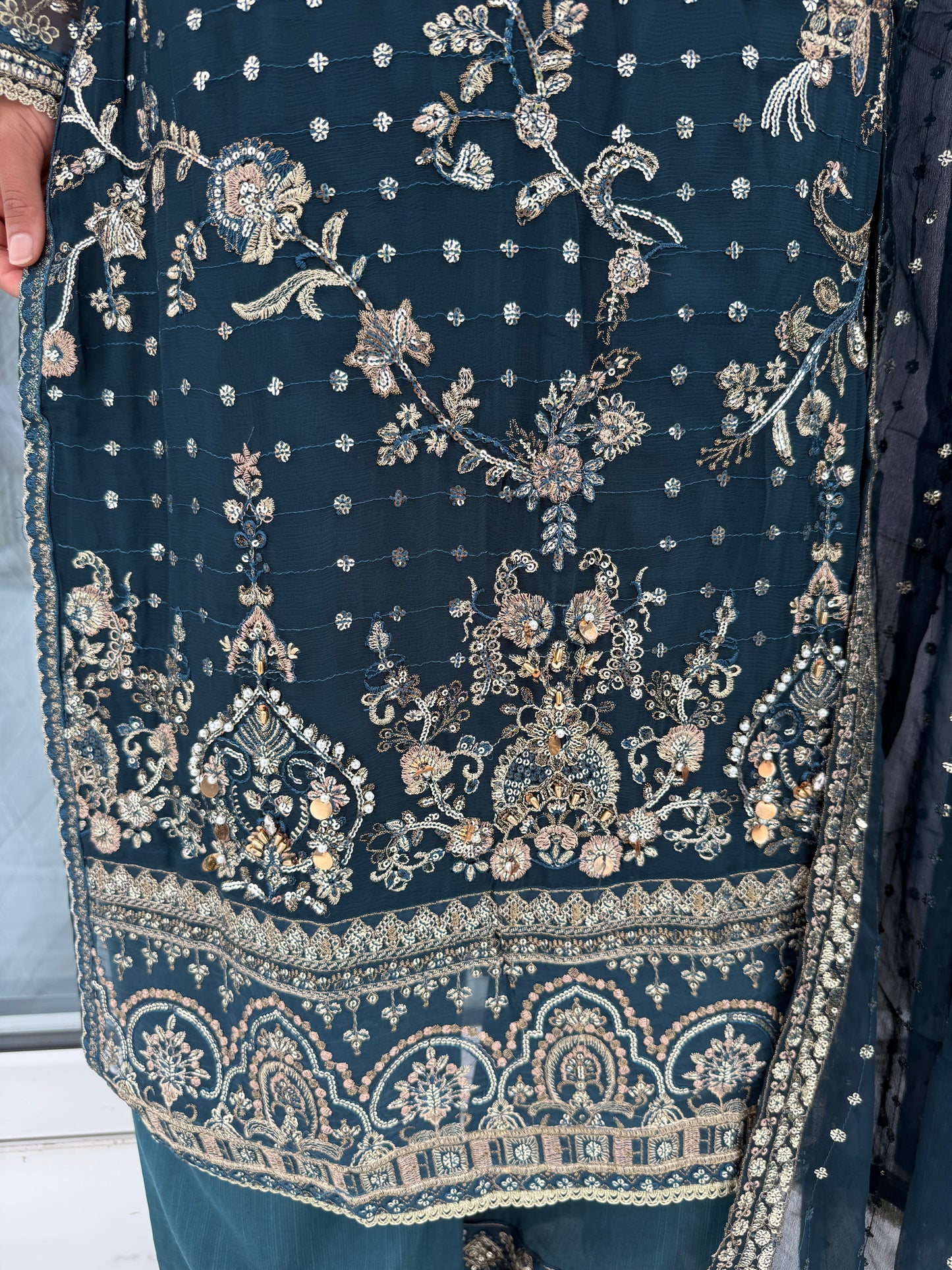 QARINA - Embroidered chiffon kameez with plazo