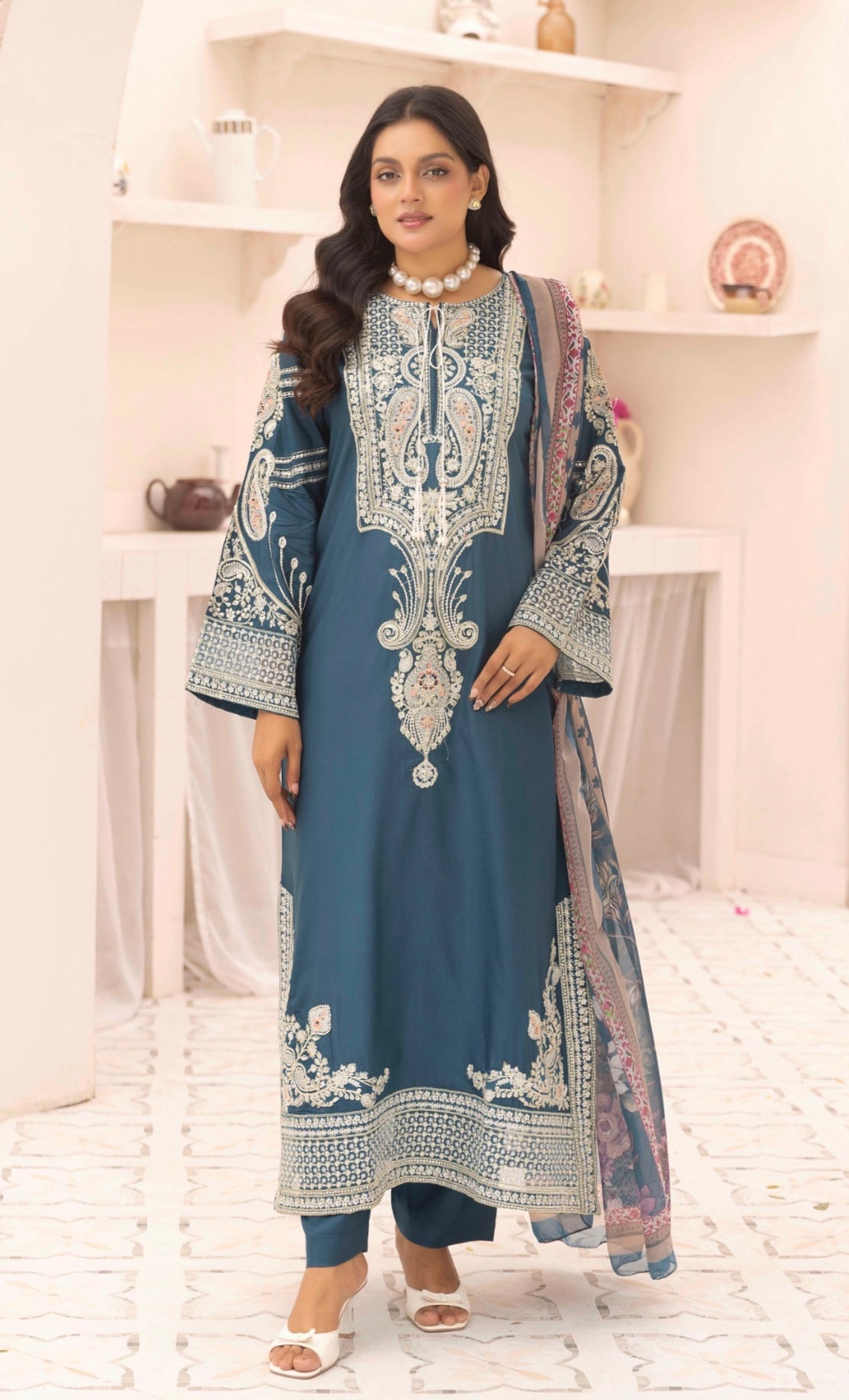 SIMRANS ETHNIC KAFTAN - Embroidered kaftan style kameez with straight trousers