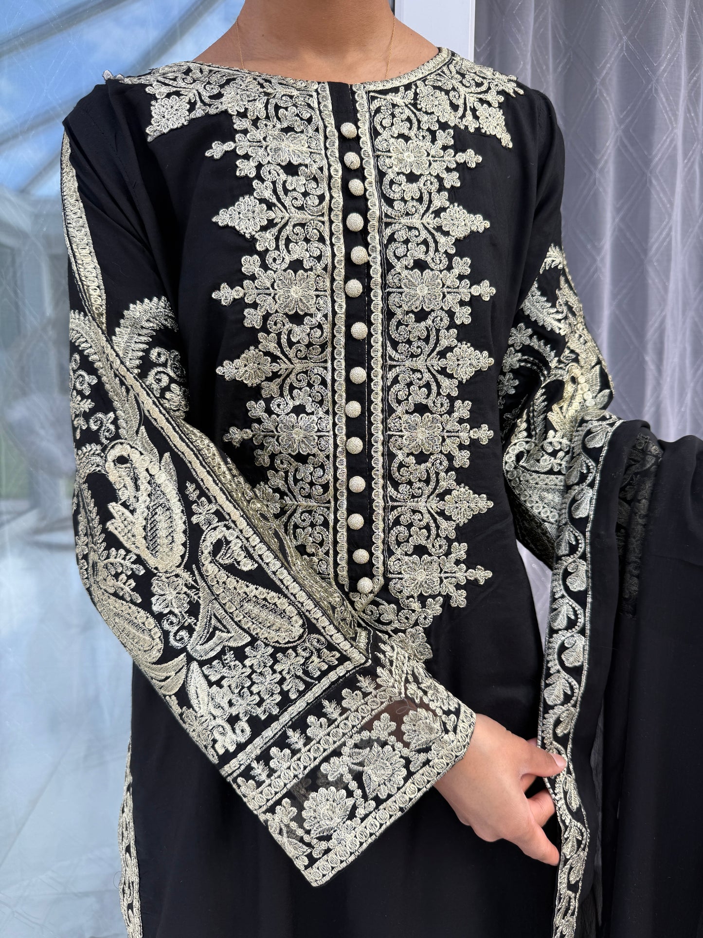 ALIZEH BLACK - Embroidered linen kameez with plazo