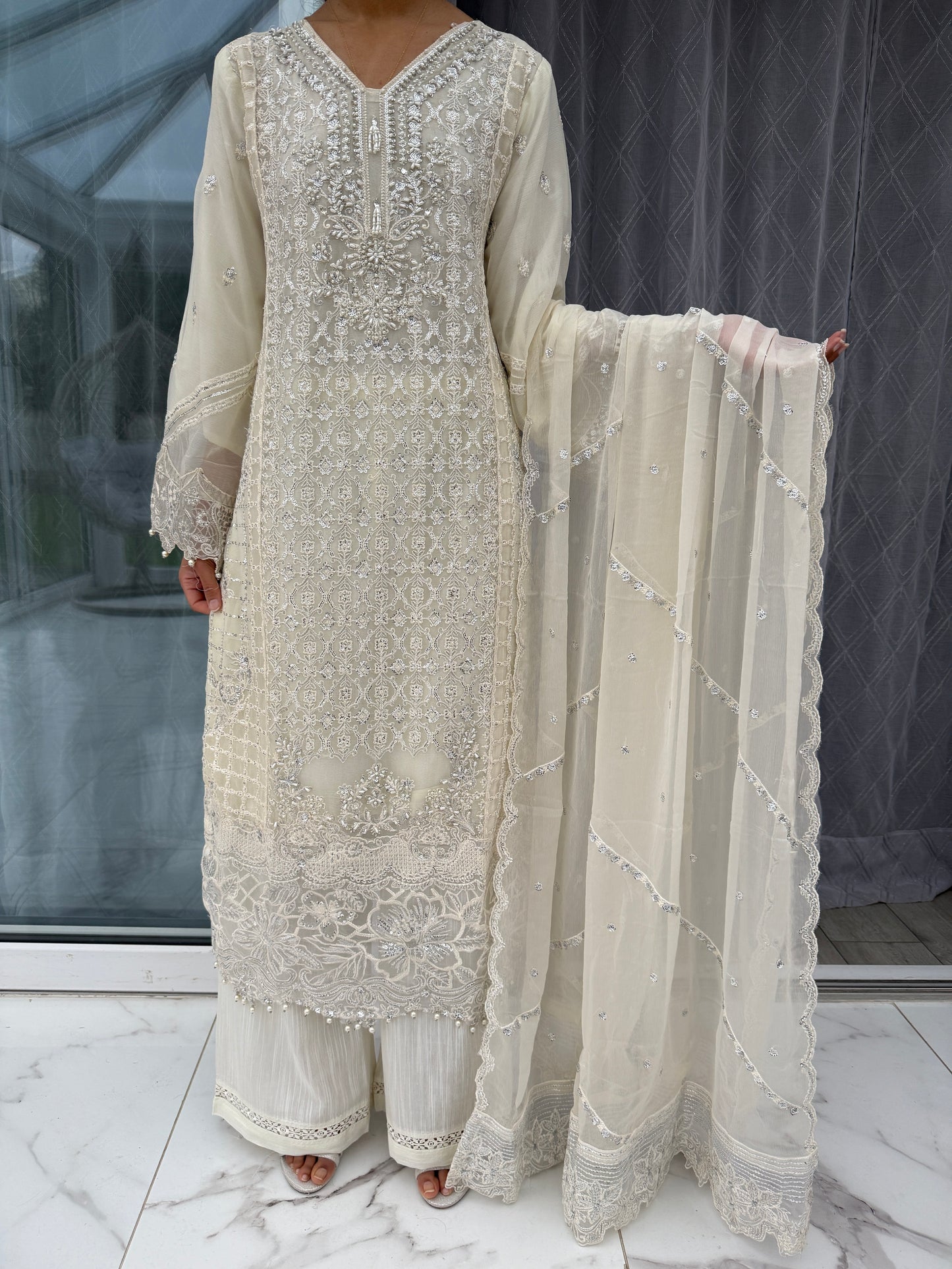 RIMSHA WHITE - Embroidered chiffon outfit with plazo