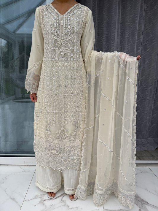RIMSHA WHITE - Embroidered chiffon outfit with plazo