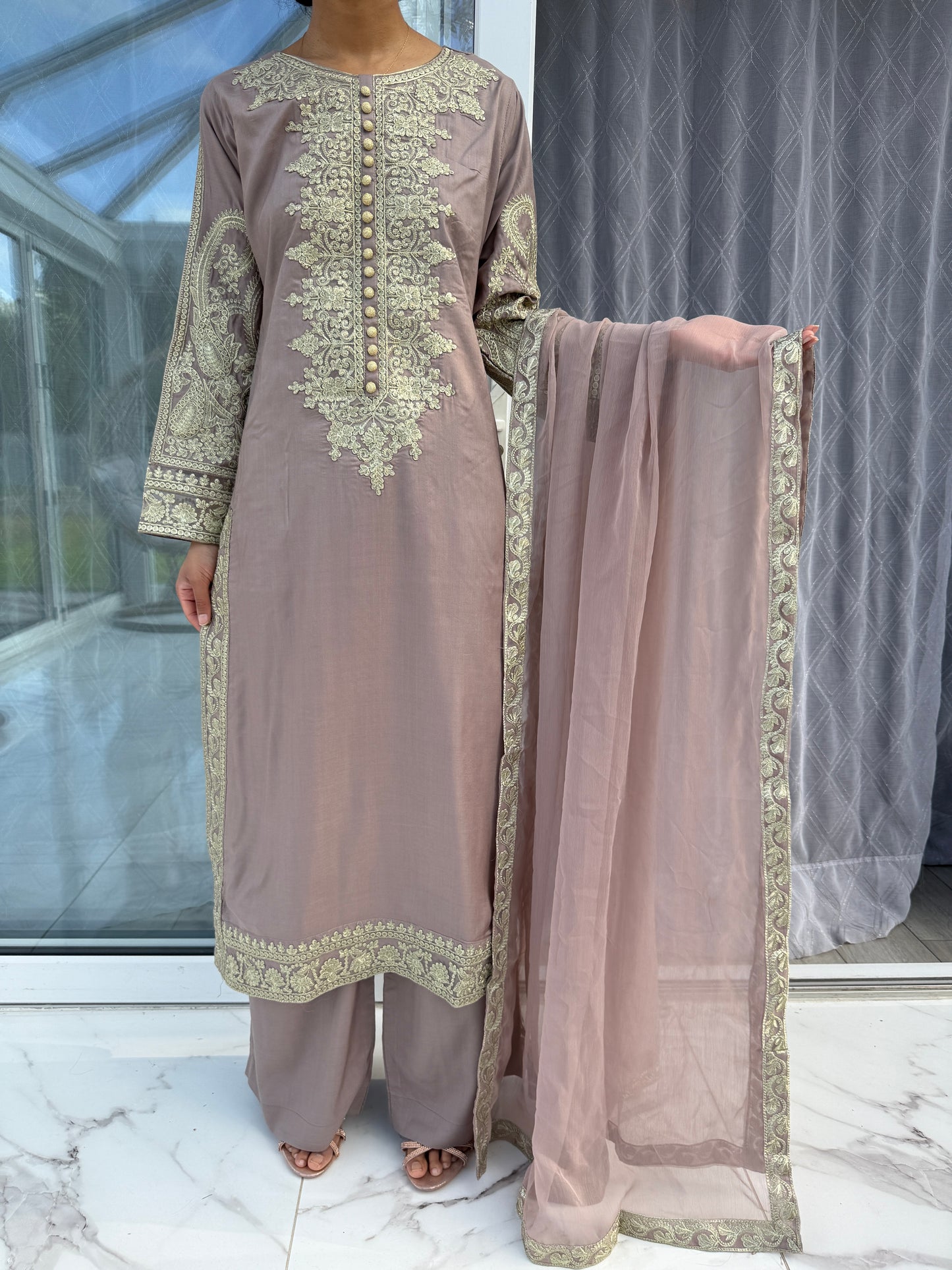 ALIZEH - Embroidered linen kameez with plazo