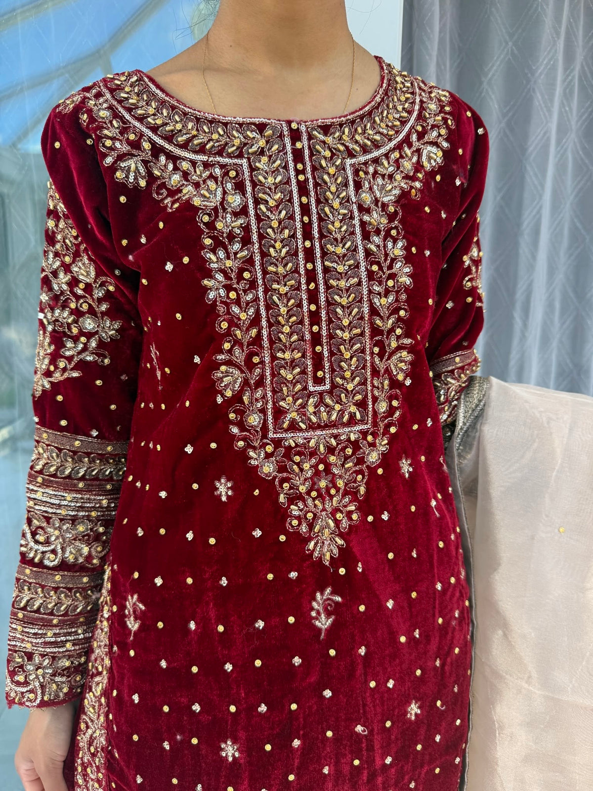 MAHARANI - Embroidered velvet kameez with plazo