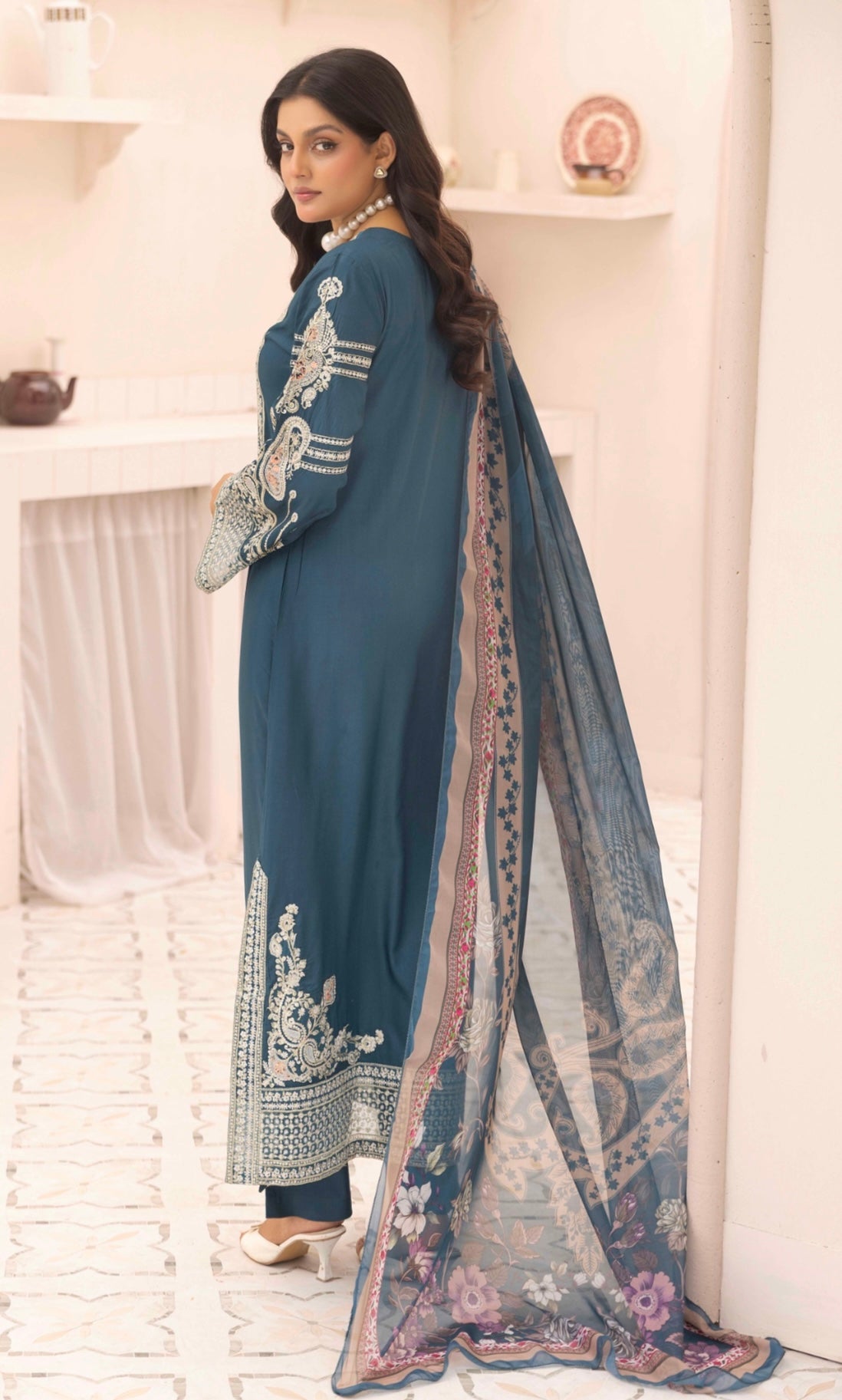 SIMRANS ETHNIC KAFTAN - Embroidered kaftan style kameez with straight trousers