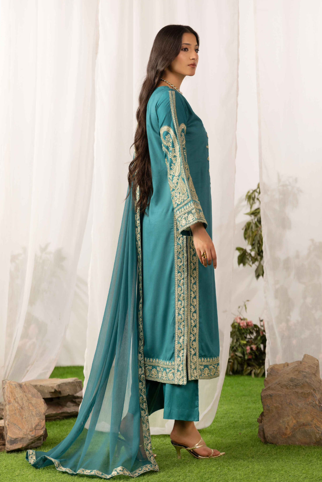 ALIZEH - Embroidered linen kameez with plazo