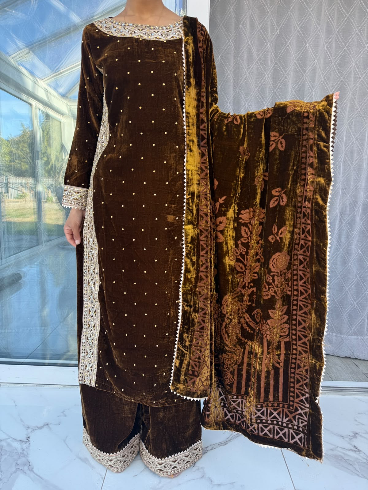 SAFINA - Luxury velvet kameez with plachi shawl