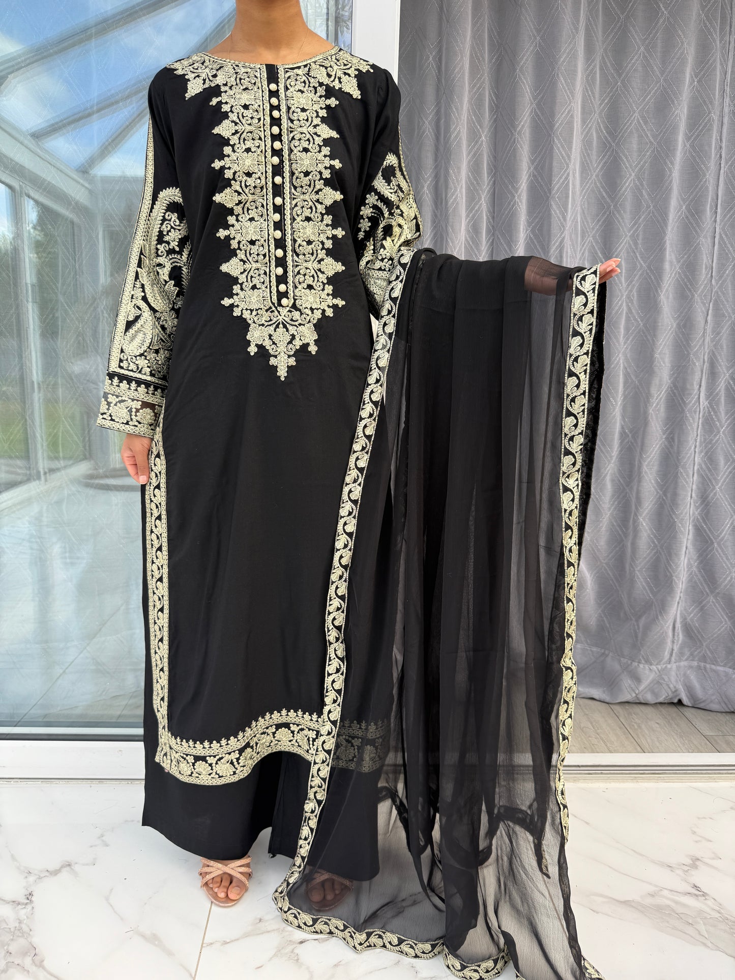 ALIZEH BLACK - Embroidered linen kameez with plazo