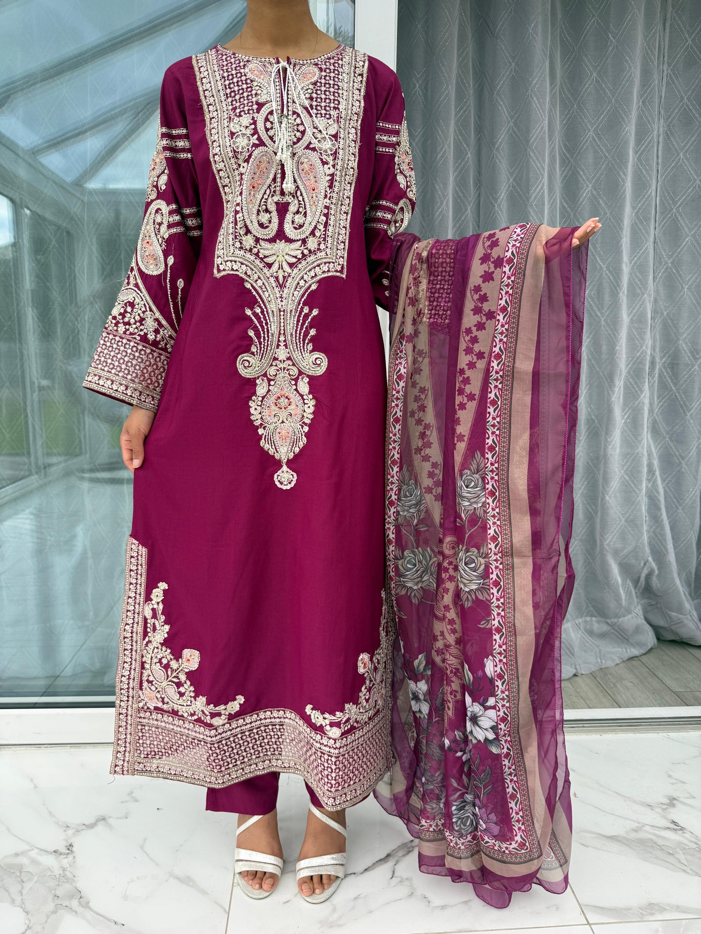 SIMRANS ETHNIC KAFTAN - Embroidered kaftan style kameez with straight trousers