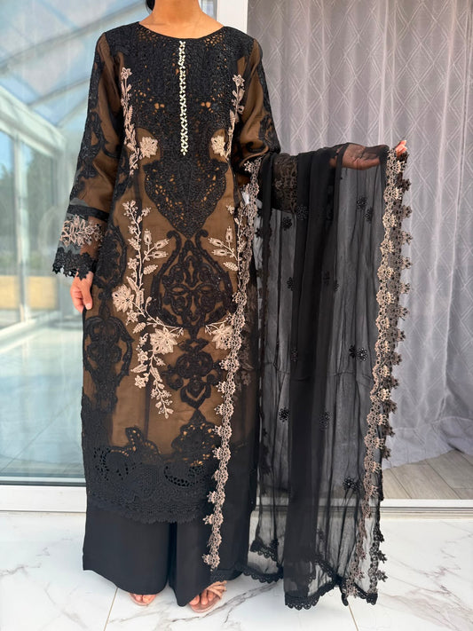 UMAIMA - Embroidered organza kameez with plazo