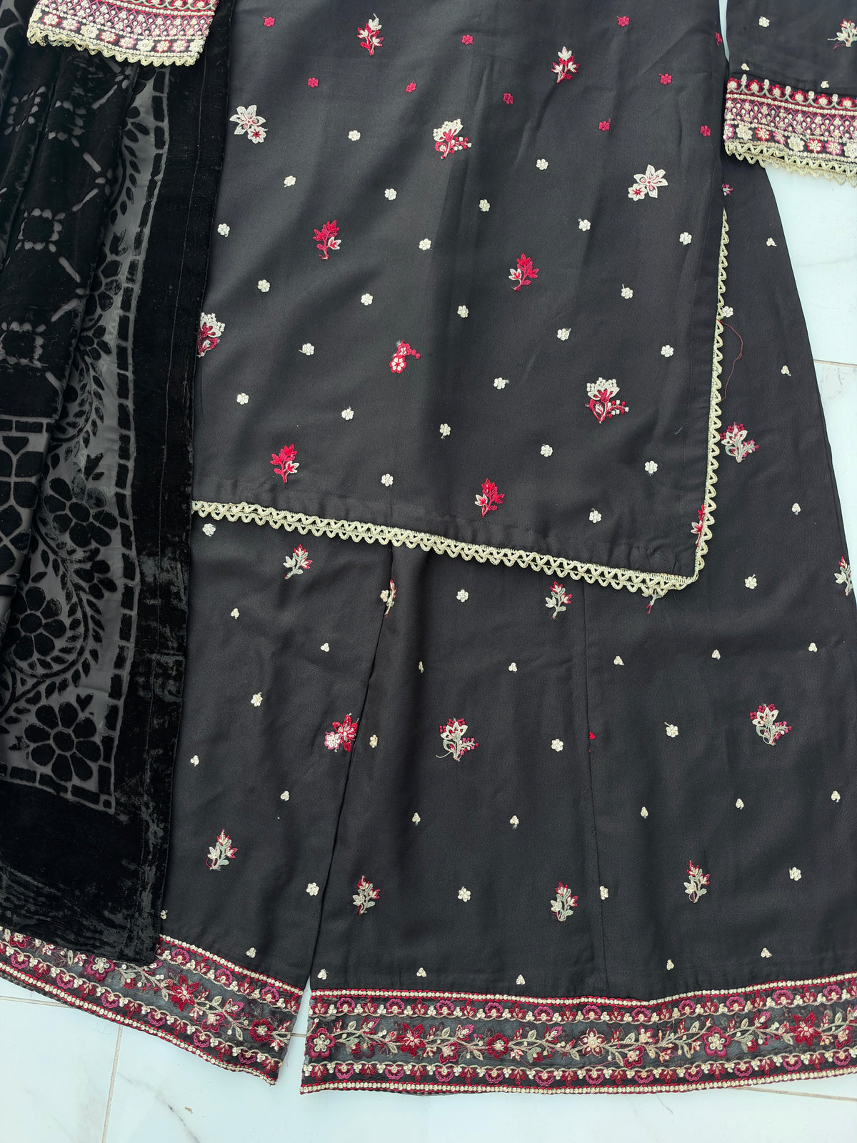 ZIYA SIMRANS - Embroidered Dhanak kameez with sharara & plachi shawl