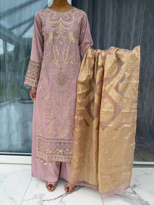 AIRA PINK - Embroidered linen kameez with jacquard dupatta