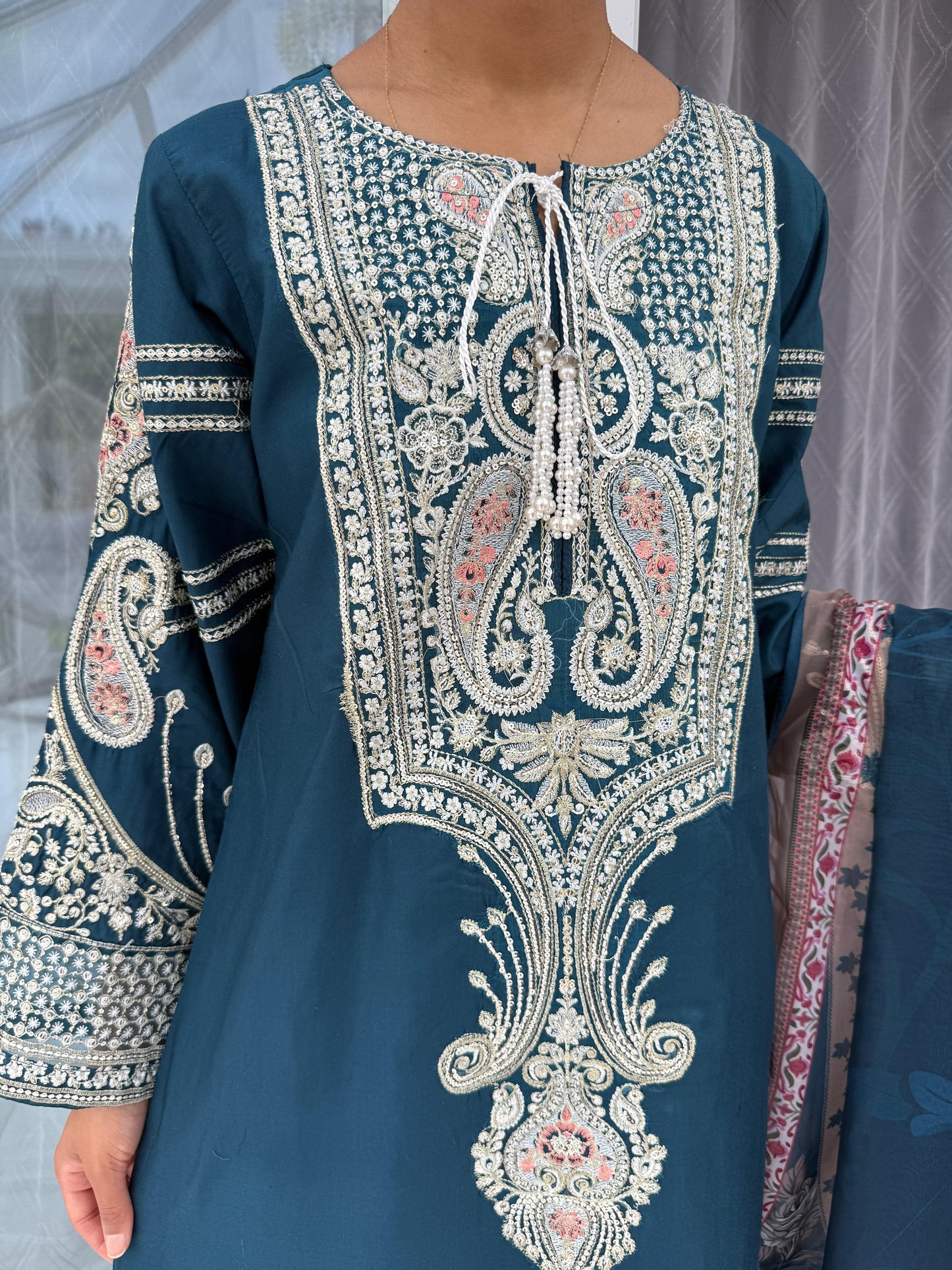 SIMRANS ETHNIC KAFTAN - Embroidered kaftan style kameez with straight trousers