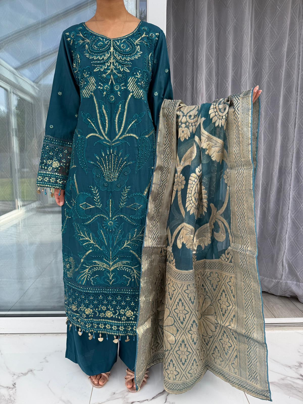 AIRA - Embroidered linen kameez with jacquard duppatta