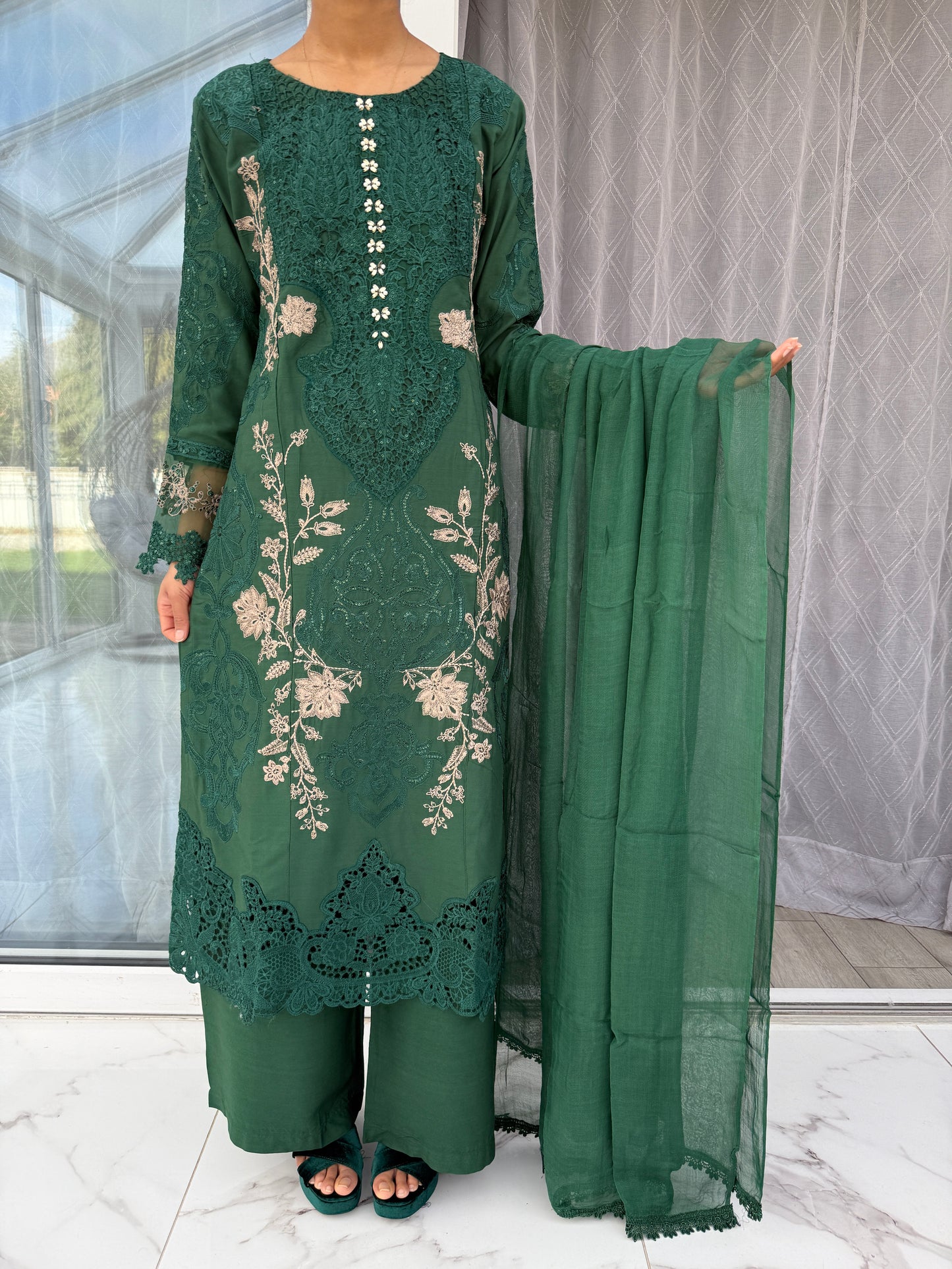 UMAIMA - Luxury embroidered linen kameez with plazo