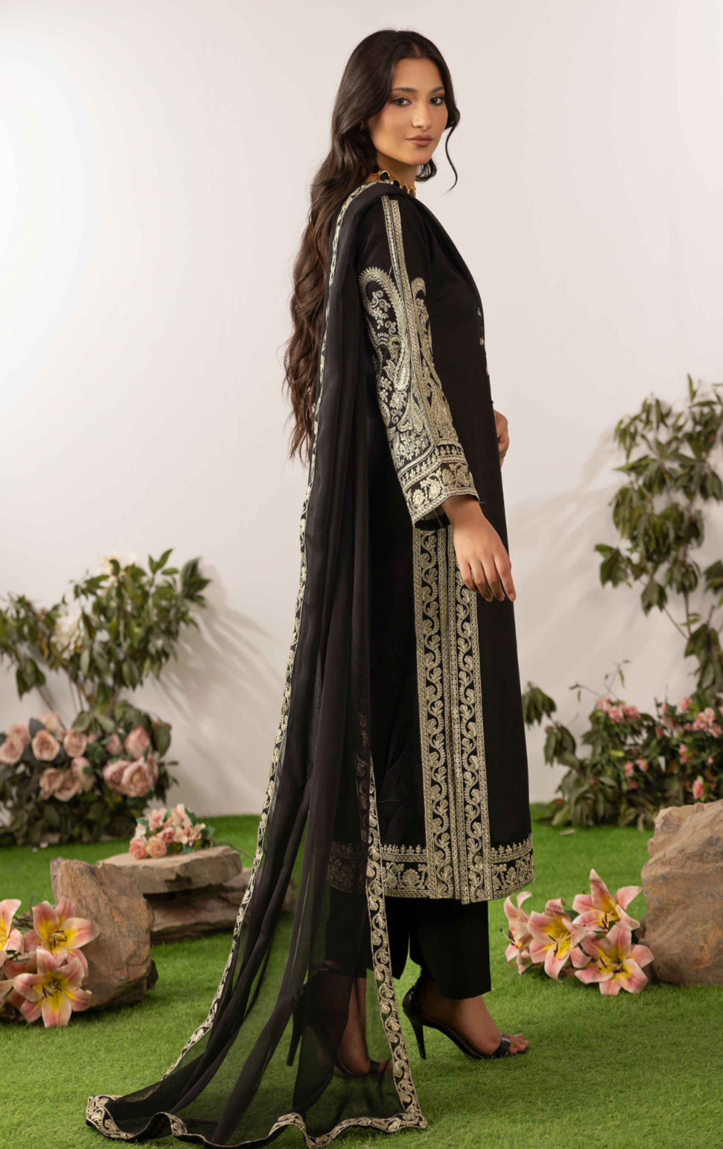 ALIZEH BLACK - Embroidered linen kameez with plazo