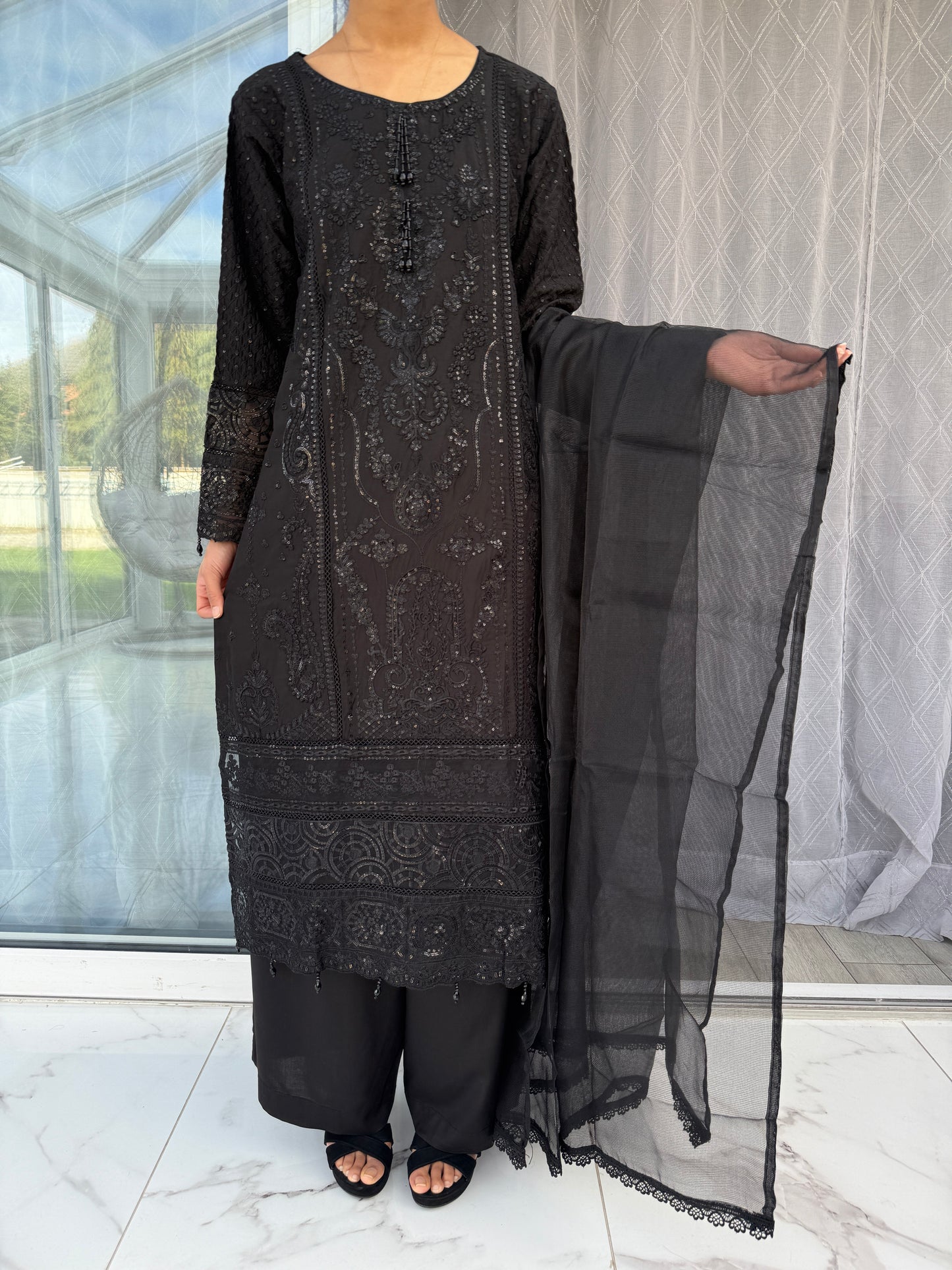 SAJAL - Embroidered viscose kameez with sequins