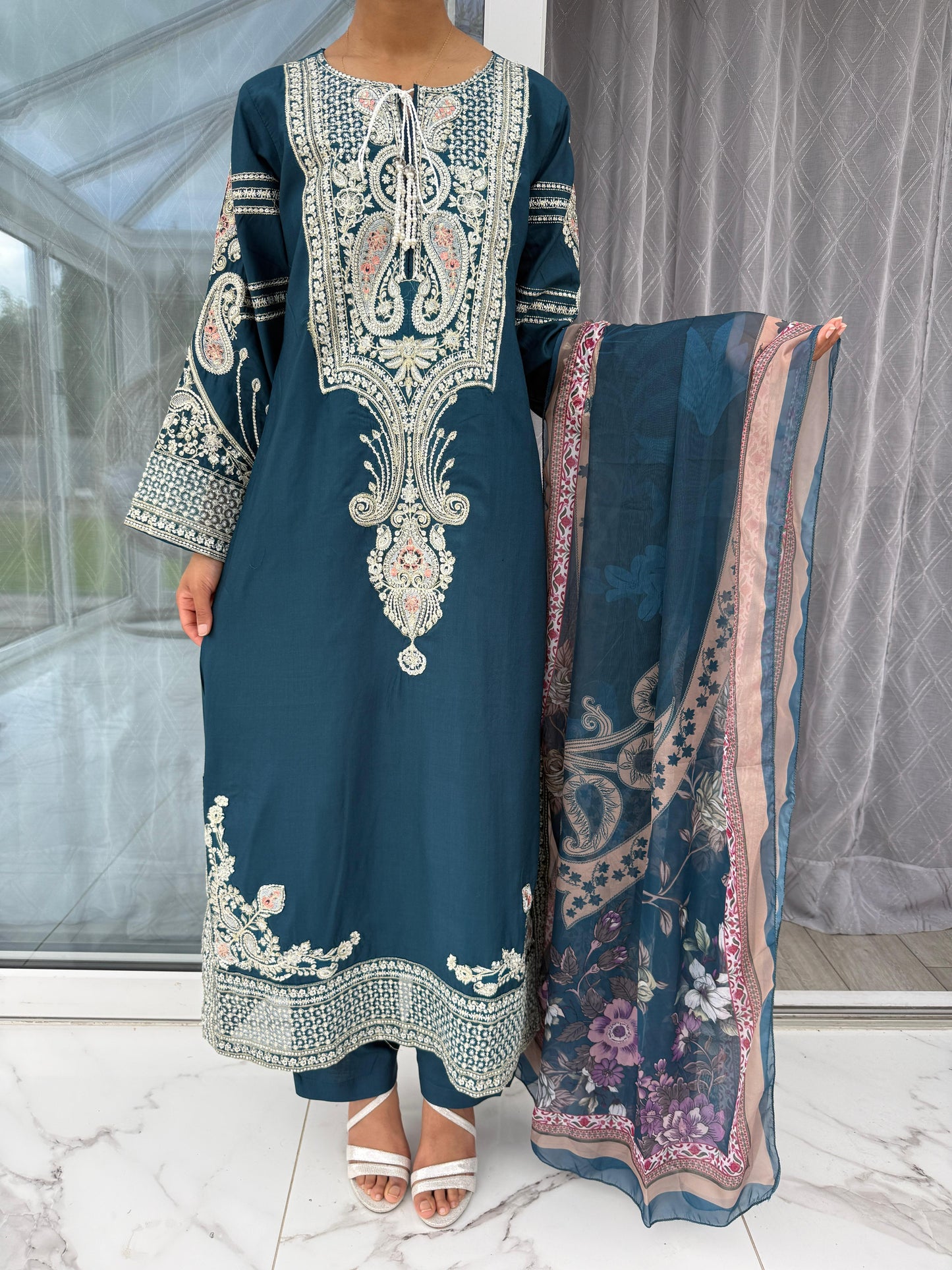 SIMRANS ETHNIC KAFTAN - Embroidered kaftan style kameez with straight trousers